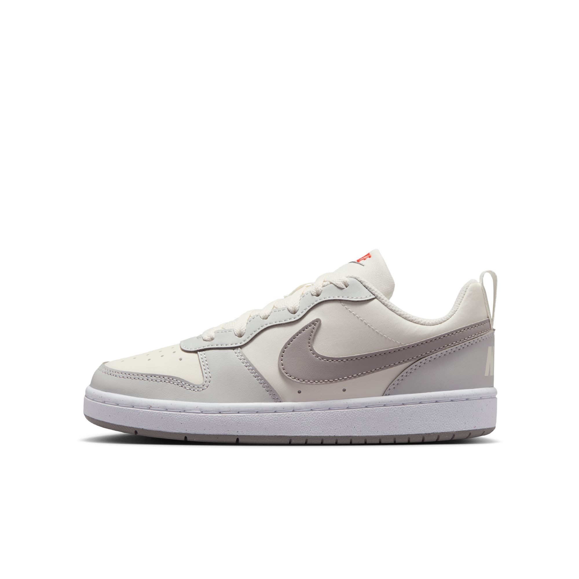 Nike Sportswear Court Borough Low Recraft (GS) Sneaker Design auf den Spuren des Air Force 1