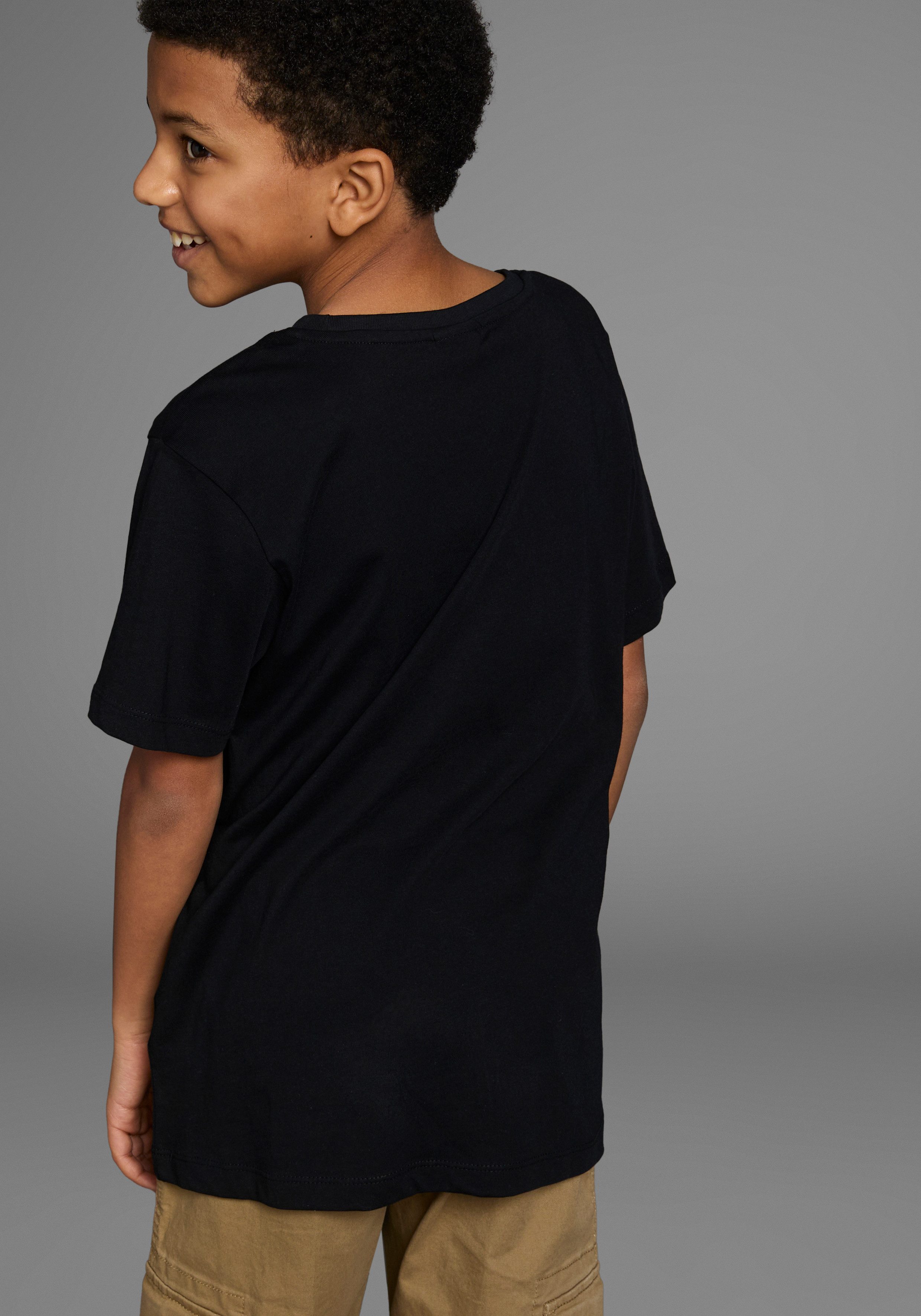 KIDSWORLD T-Shirt Mit lässigem FUSSBALLER - Druck Kurzarm, Basic-Passform, mit stylischem Druck, Rundhalsausschnitt