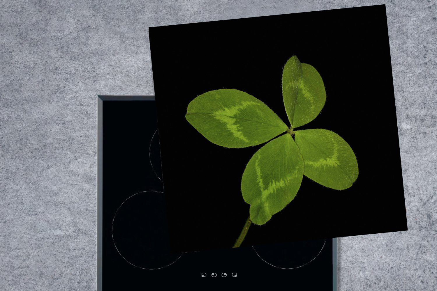 Kleeblatt Hintergrund, MuchoWow (1 tlg), schwarzen küche Vierblättriges für cm, für Vinyl, Herdblende-/Abdeckplatte Ceranfeldabdeckung, Arbeitsplatte 78x78