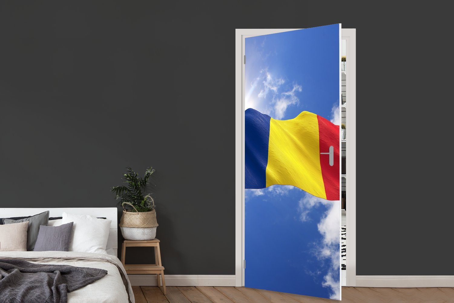 Himmel, 75x205 Fototapete Türaufkleber, Tür, (1 Matt, weht Türtapete Flagge bedruckt, Rumäniens am cm St), MuchoWow für