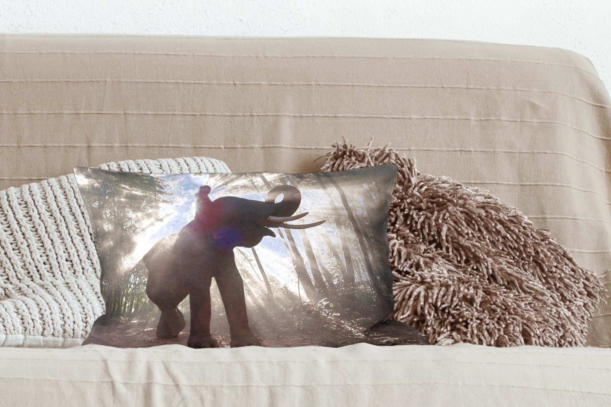 Dekoration, Person in Wohzimmer Sonnenlicht, Schlafzimmer mit hellem Dekokissen mit MuchoWow Dekokissen Zierkissen, Füllung, Elefant