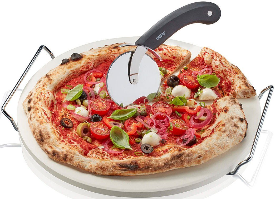 GEFU Pizzastein + Pizzaschneider DARIOSO, Edelstahl, Keramik, Kunststoff, (Set, 2-St., Pizzastein mit Gestell, rund + Pizzaschneider), speichert die Hitze gleichmäßig und über einen langen Zeitraum