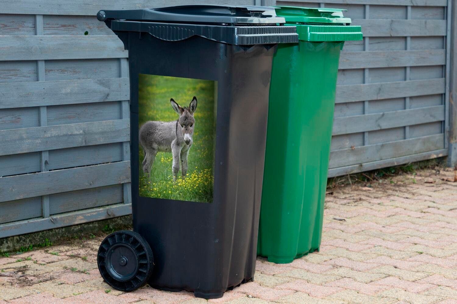 Esel Container, auf Abfalbehälter Wandsticker Rasen Mülleimer-aufkleber, Kleiner MuchoWow Sticker, St), (1 Mülltonne,