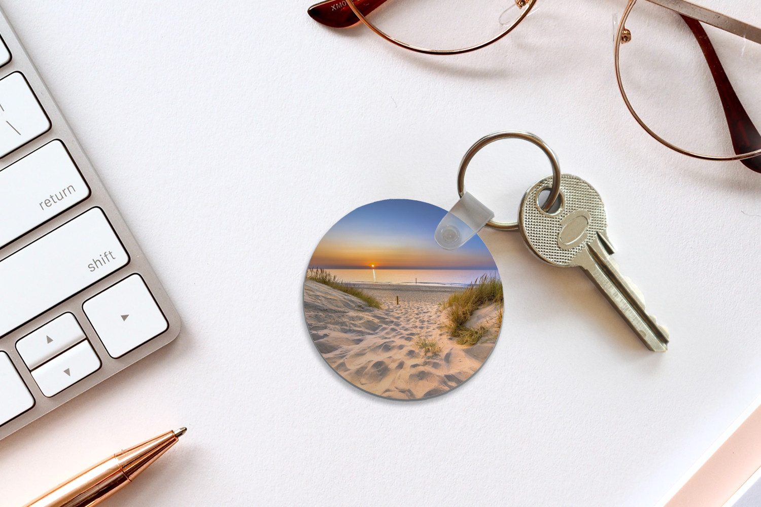 MuchoWow Schlüsselanhänger Düne - Sonnenuntergang - Horizont - Strand - Gras, Rund, Geschenk für Damen / Herren / Kinder mit Schlüsselring, 5x5 cm