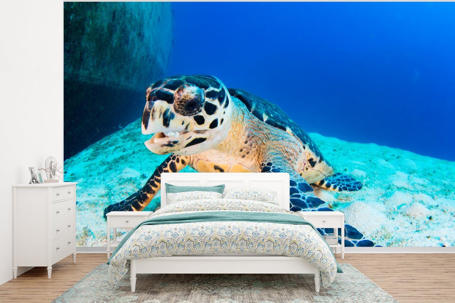 MuchoWow Fototapete Eine Schildkröte sitzt auf dem Sand neben einem Wrack im Meer vor, Matt, bedruckt, (6 St), Wallpaper für Wohnzimmer, Schlafzimmer, Kinderzimmer, Vinyl Tapete