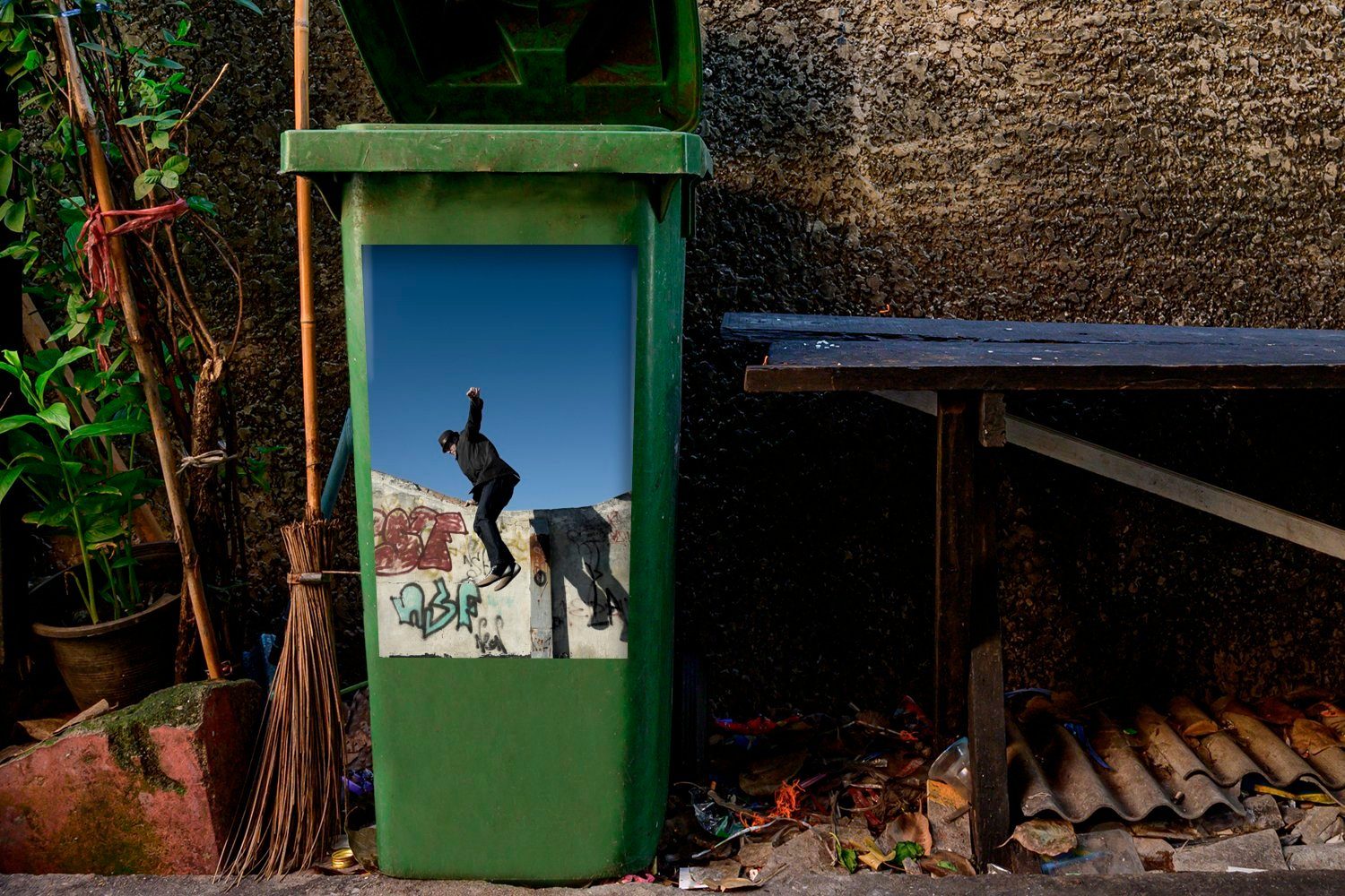 Sticker, als (1 MuchoWow einem Mülltonne, Eine St), Mülleimer-aufkleber, Gebäude Container, Person, von Freerunner springt die Wandsticker Abfalbehälter