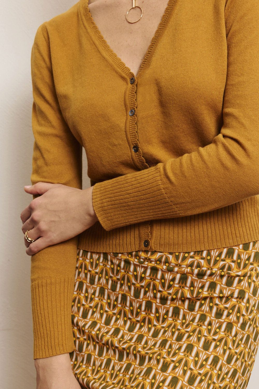 Tranquillo Cardigan Damen Linaa GOTS-Bio-Baumwolle V-Ausschnitt Zierkante kurze Passform Unifarbene Strickjacke hautschmeichelnd, atmungsaktiv und luftig