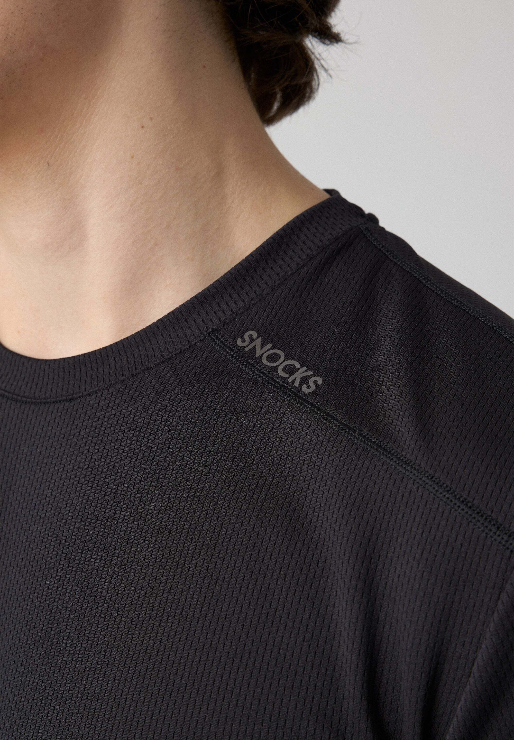 SNOCKS Trainingsshirt Sportshirt aus Mesh für Herren (1-tlg) ohne kratzenden Zettel, mit reflektierendem Logo