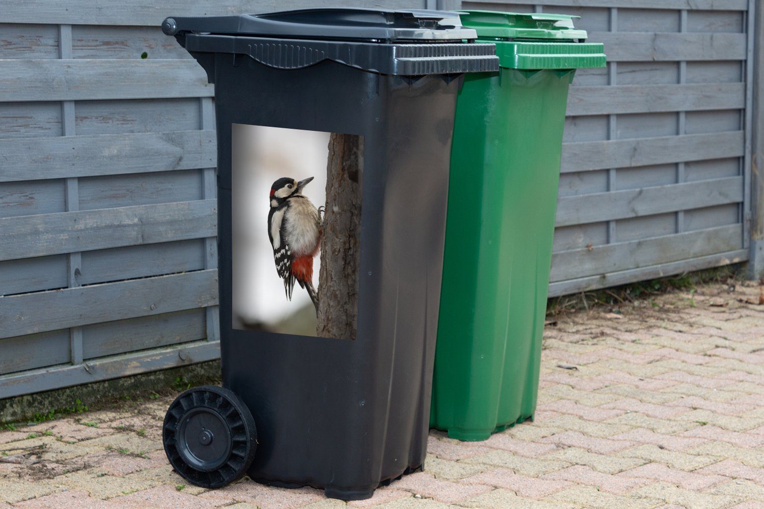 Mülltonne, MuchoWow Buntspecht Mülleimer-aufkleber, St), im Ein (1 Wandsticker Winter Container, Abfalbehälter Sticker,