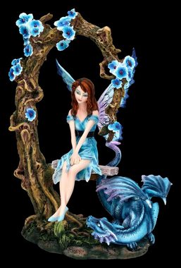 Figuren Shop GmbH Fantasy-Figur Elfen Figur auf Schaukel mit blauen Drachen - Fantasy Dekofigur