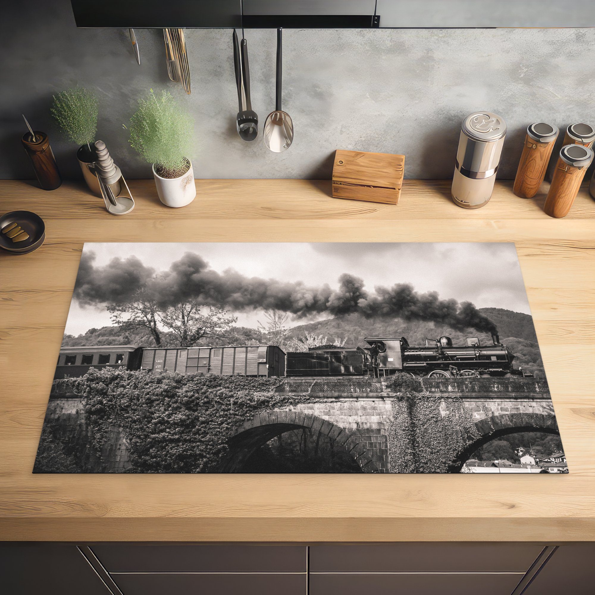 83x51 Dampfzuges, für Vinyl, der überquert, MuchoWow tlg), Brücke eine eines Schwarz-Weiß-Fotografie (1 cm, Ceranfeldabdeckung, Herdblende-/Abdeckplatte Arbeitsplatte küche