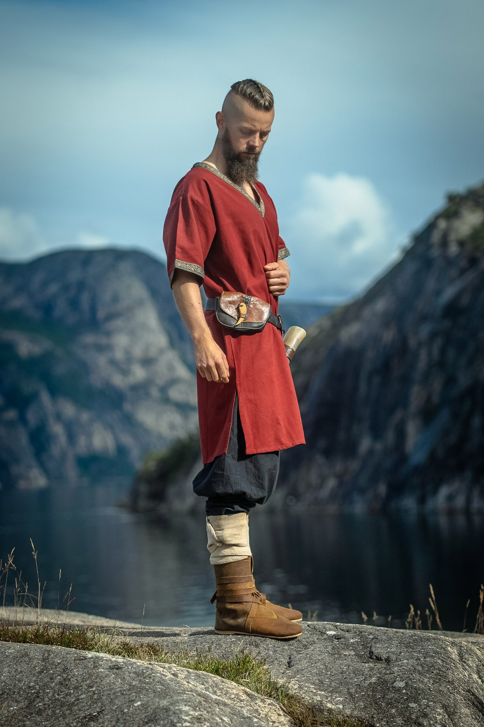 Leonardo Carbone Wikinger-Kostüm Tunika kurzarm "Loki" mit Bordüre, V-Ausschnitt, seitliche Schlitze