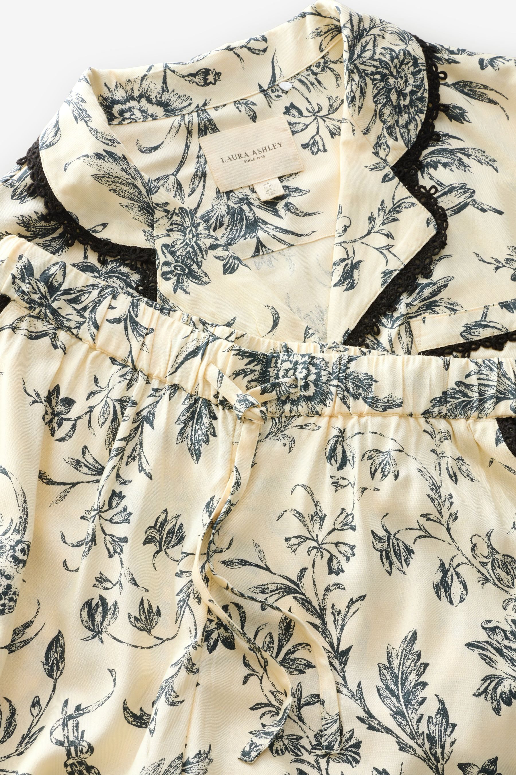 LAURA ASHLEY Pyjama Laura Ashley Viskose-Schlafanzug mit Knopfleiste (2 tlg) – Bild 4 von 5