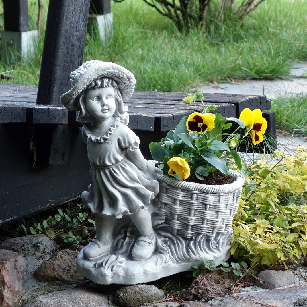 gartendekoparadies.de Pflanzkübel Mädchen mit Blumentopf Pflanzgefäß, H. 41 cm, 1 Liter, 10 kg, Frostsicher