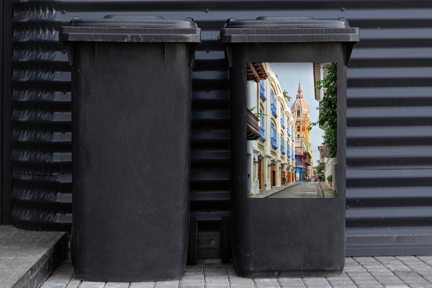 Sticker, St), Wandsticker MuchoWow Abfalbehälter (1 hinter Häusern der von Cartagena Altstadt Mülleimer-aufkleber, Kathedrale den Mülltonne, Container,
