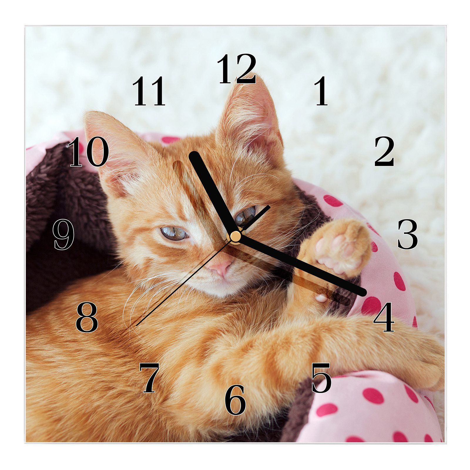 Primedeco Wanduhr Glasuhr Wanduhr Wandkunst Größe 30 x 30 cm mit Motiv Katze im Körbchen