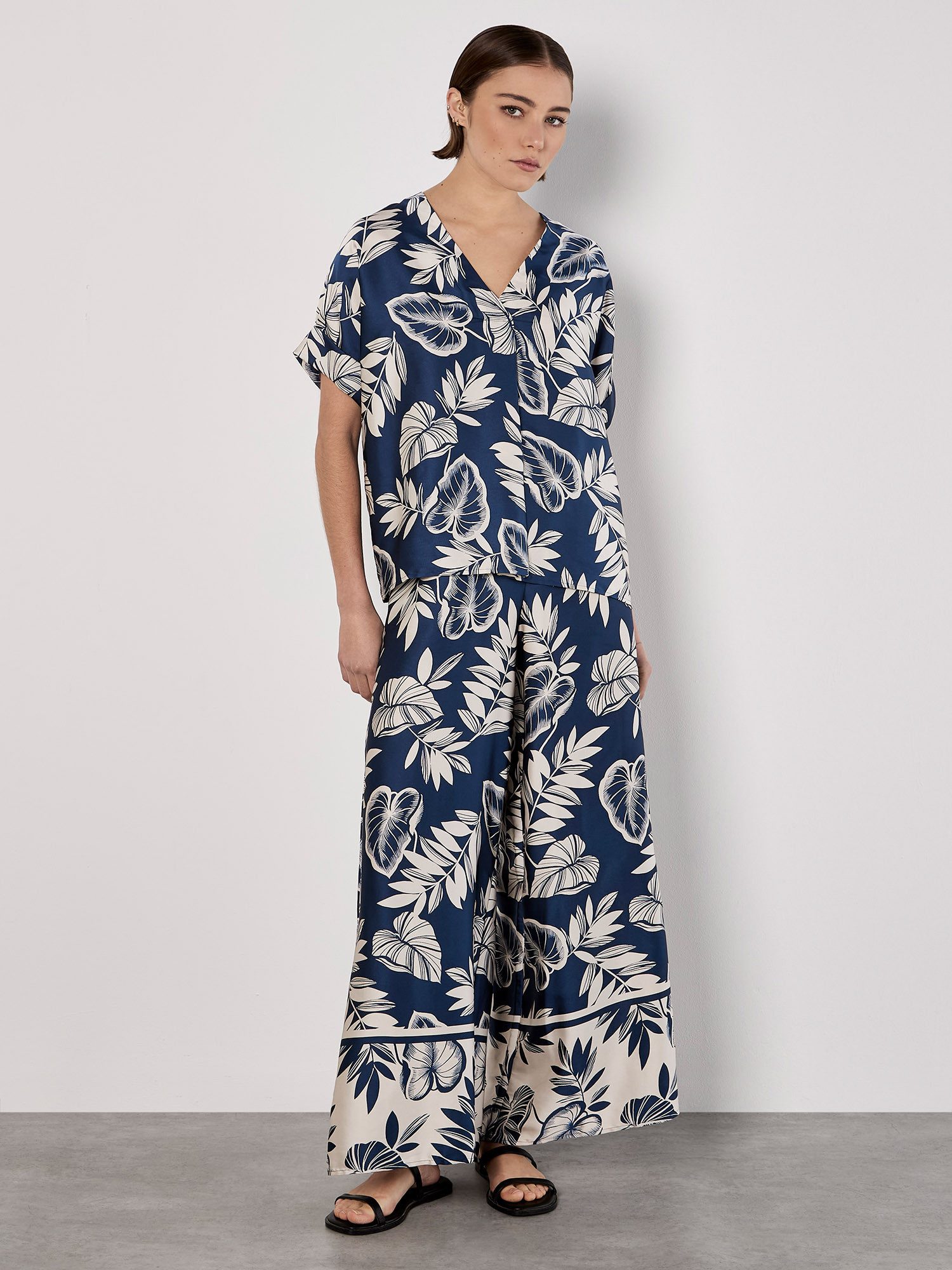 Apricot Blusenshirt Palm Leaf Shirt mit V-Ausschnitt