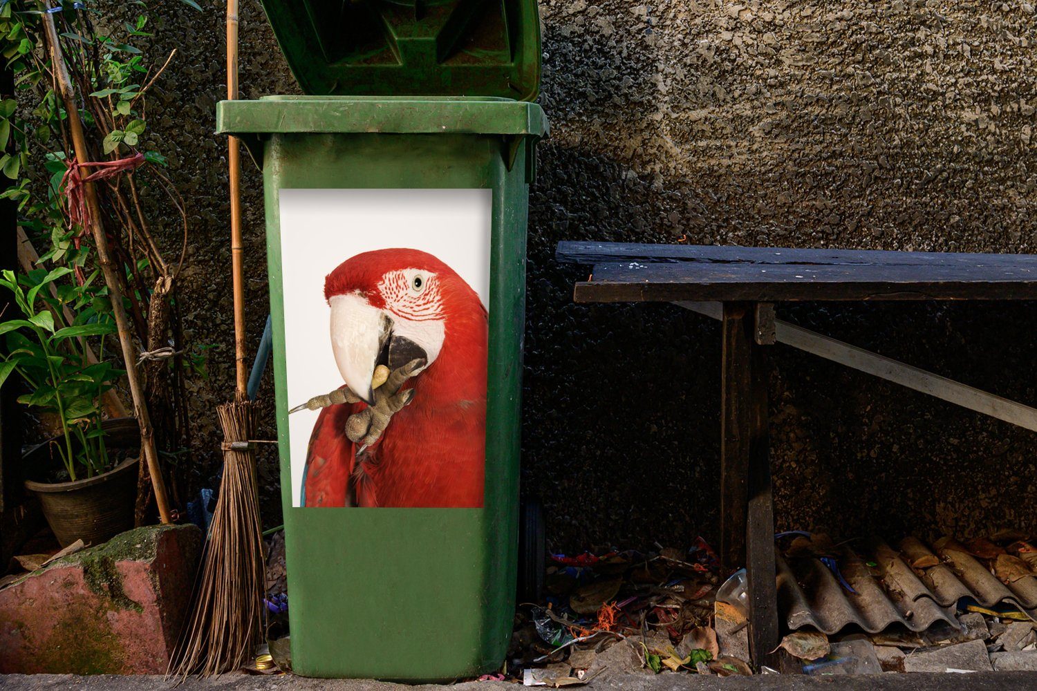 Wandsticker Mülleimer-aufkleber, Container, weißem Papagei Rote MuchoWow Abfalbehälter Mülltonne, Sticker, Aras (1 fressen auf Hintergrund St),