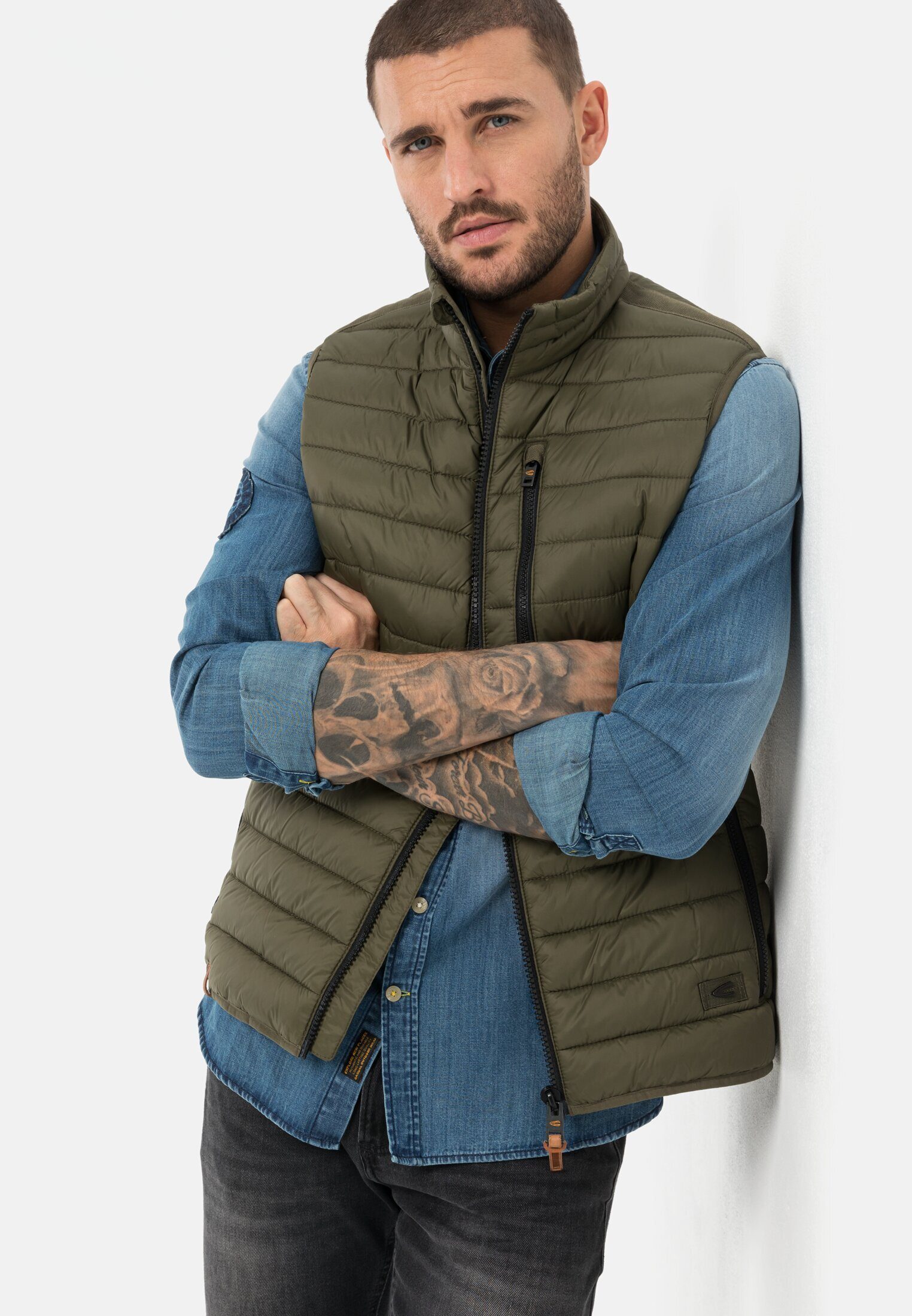 camel active Steppweste mit horizontaler Steppung aus recyceltem Polyester mit Stehkragen