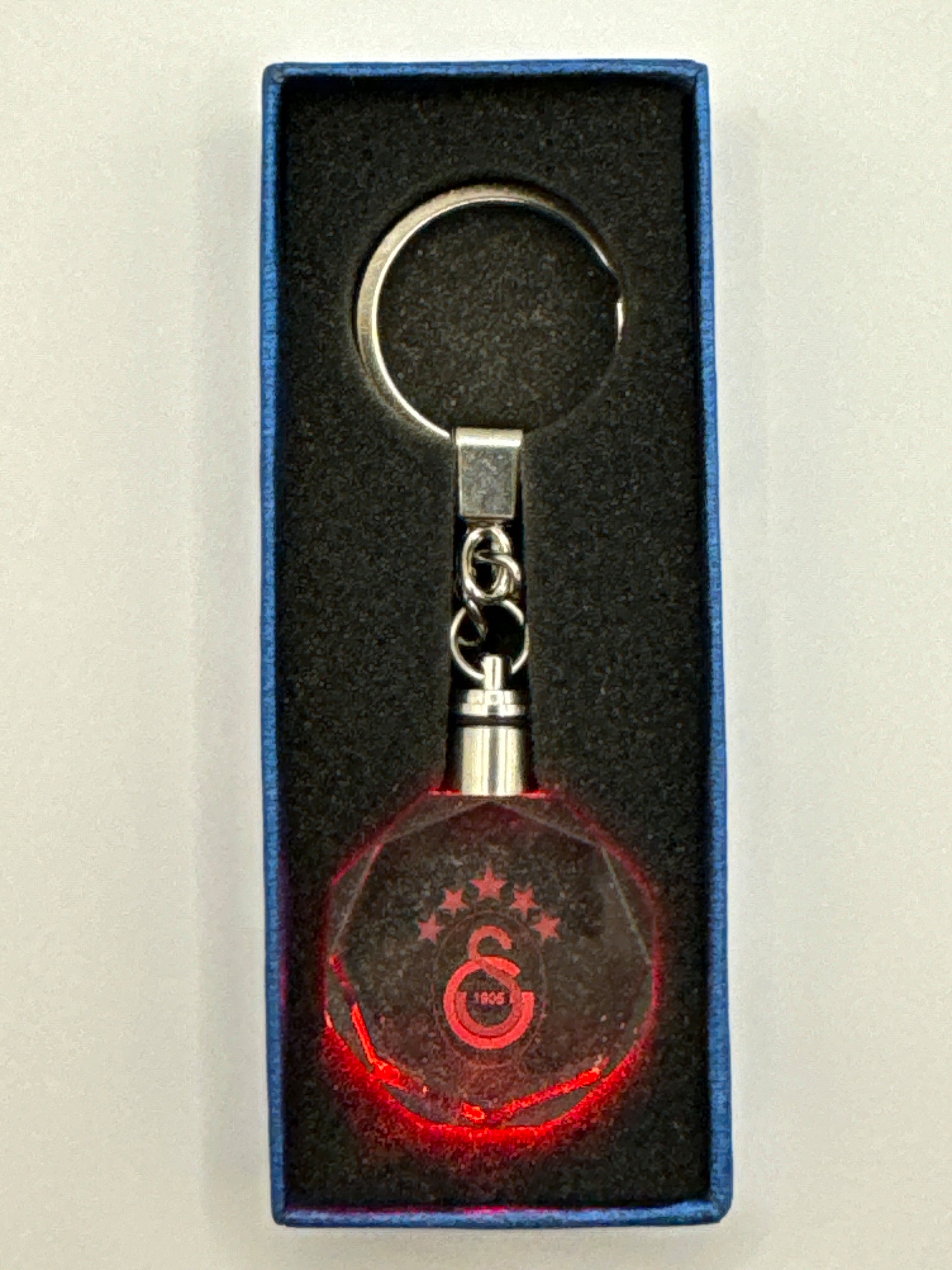 Stelby Schlüsselanhänger mit Gravur Galatasaray 5 Sterne Multicolor Schlüsselanhänger mit Geschenkbox (Perfekt für Geburtstage und Weihnachten, Robustes Glasmaterial, leuchtet in 5 Farben), Farbwechsel, langlebig, modernes Design