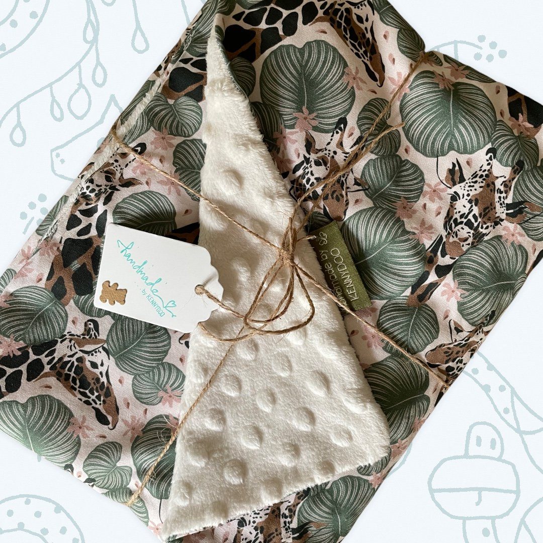 kennydoo Erstausstattungspaket Baby Erstausstattung Set Giraffe (5-teilig, salbei grün, Kuscheldecke, Pumphose (Joggpant), Knotenmütze, Halstuch, Body) schnelltrocknend und atmungsaktiv