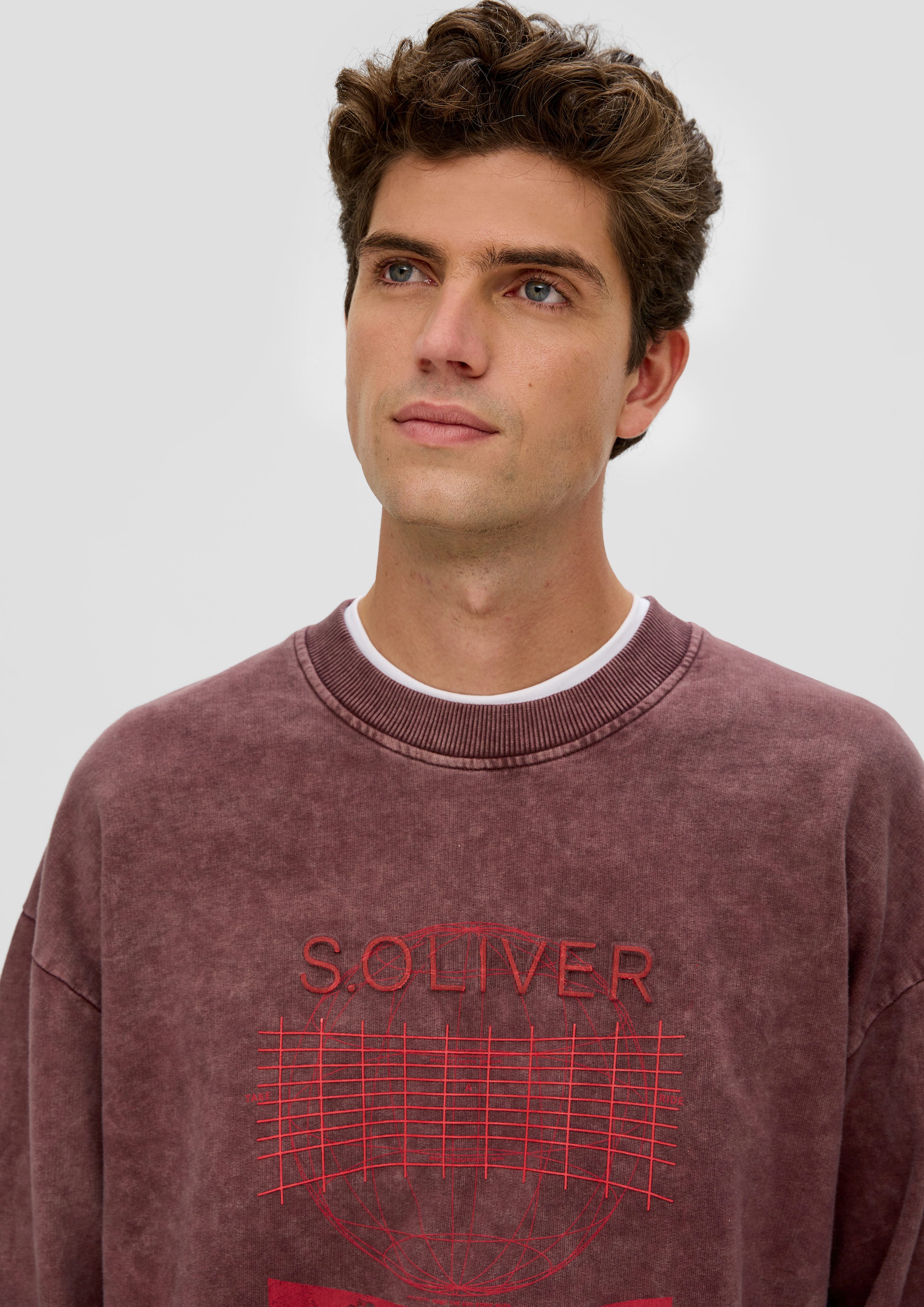 s.Oliver Sweatshirt Gewaschenes mit Sweatshirt Garment bordeaux Dye Grafik-Print