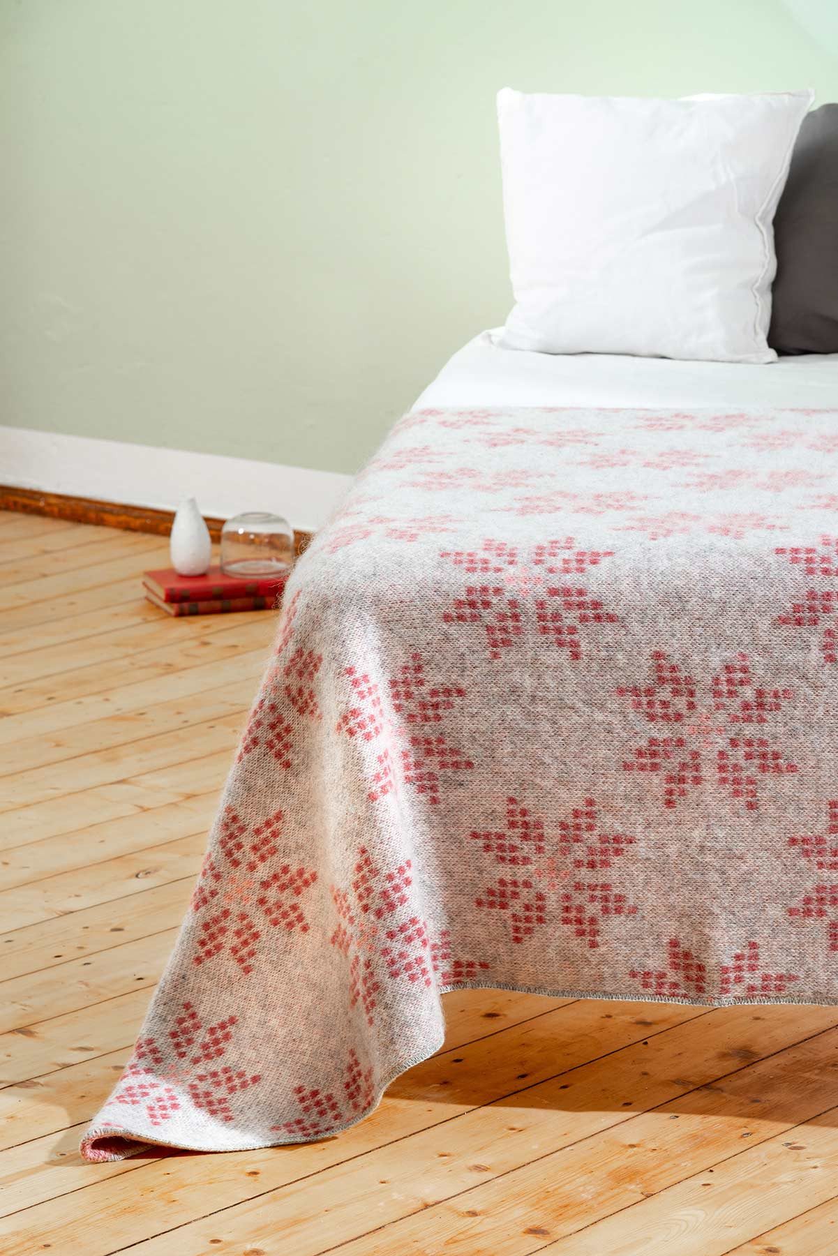 Wolldecke - Nordische Strickdecke mit Muster 8-blättrige Rose - hellgrau pink, Lín Design, - aus rauer isländischer Wolle