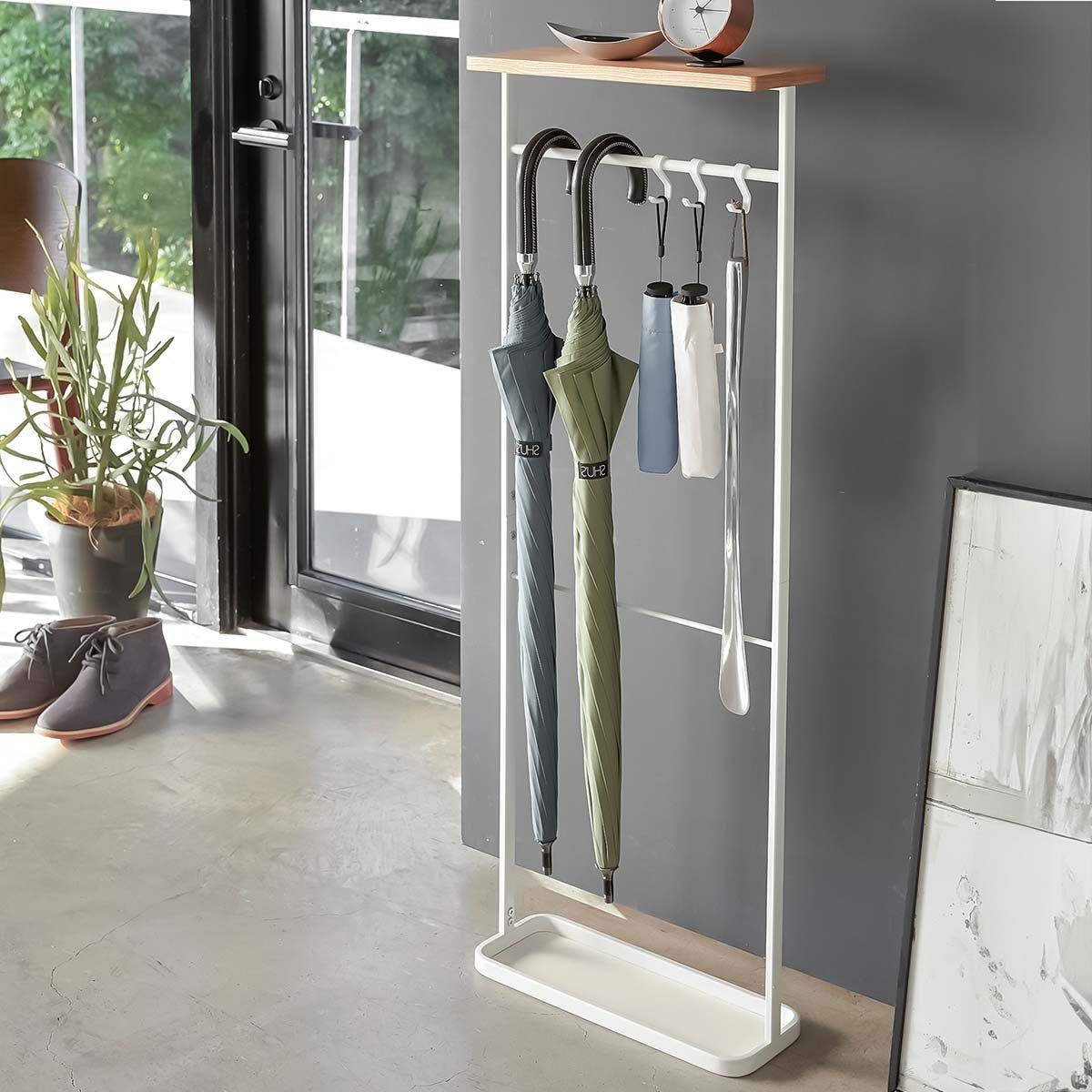 Yamazaki Schirmständer "Tower" mit Ablage 40x112x15cm, Hänge-Schirmständer, Beistelltisch, aus Metall mit Holzablage, 112cm