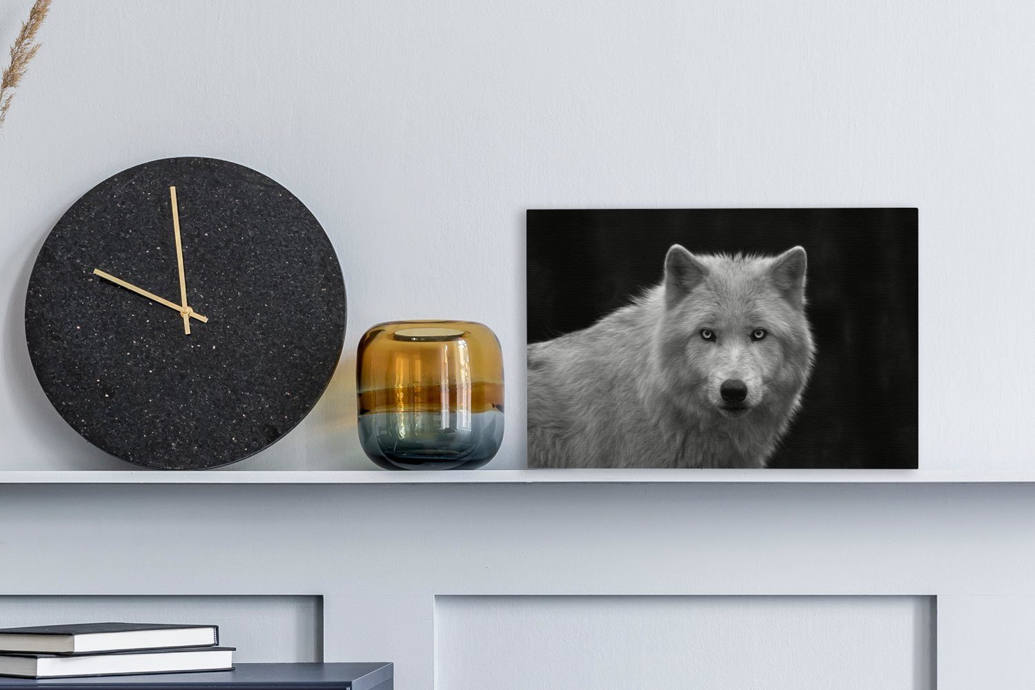 OneMillionCanvasses® Leinwandbild Starrender Lakota-Wolf auf schwarzem günstig online kaufen