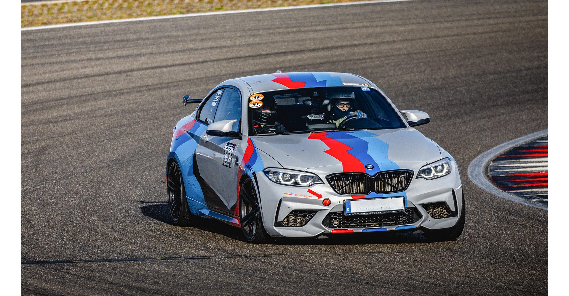 Jochen Schweizer Erlebnisgutschein Renntaxi fahren und Rennstreckentraining BMW M2 (2 Std), An den Start gehen – mit dem BMW M2 Competition