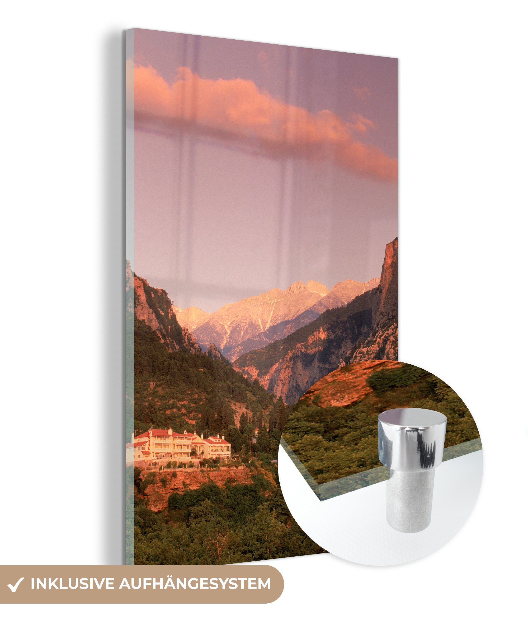 MuchoWow Acrylglasbild Griechischer Berg Olymp mit einem Hotel im  Vordergrund, (1 St), Glasbilder - Bilder auf Glas Wandbild - Foto auf Glas  - Wanddekoration