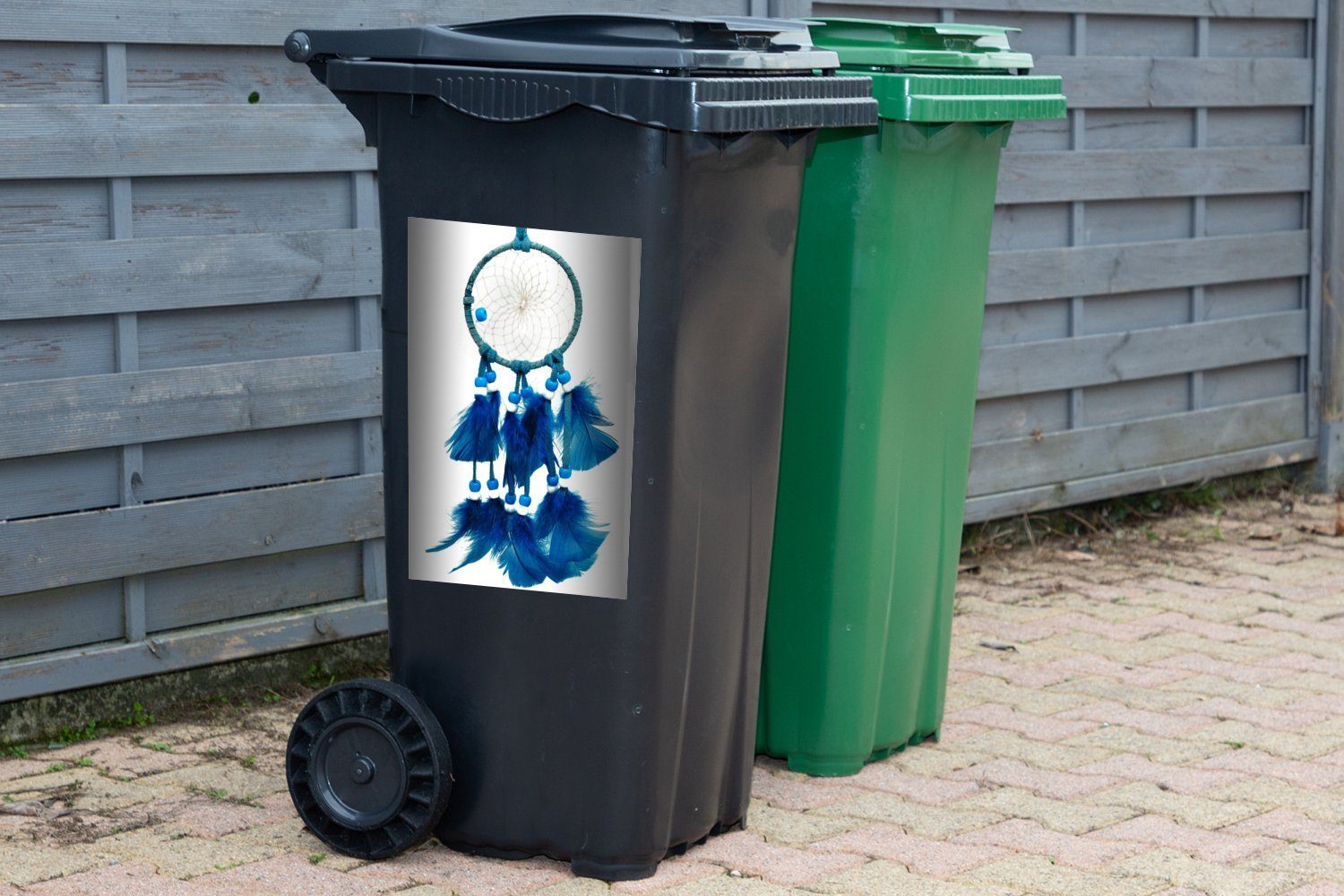 MuchoWow Wandsticker Ein blauer Traumfänger Mülltonne, vor Mülleimer-aufkleber, Hintergrund weißen einem Sticker, St), Container, Abfalbehälter (1