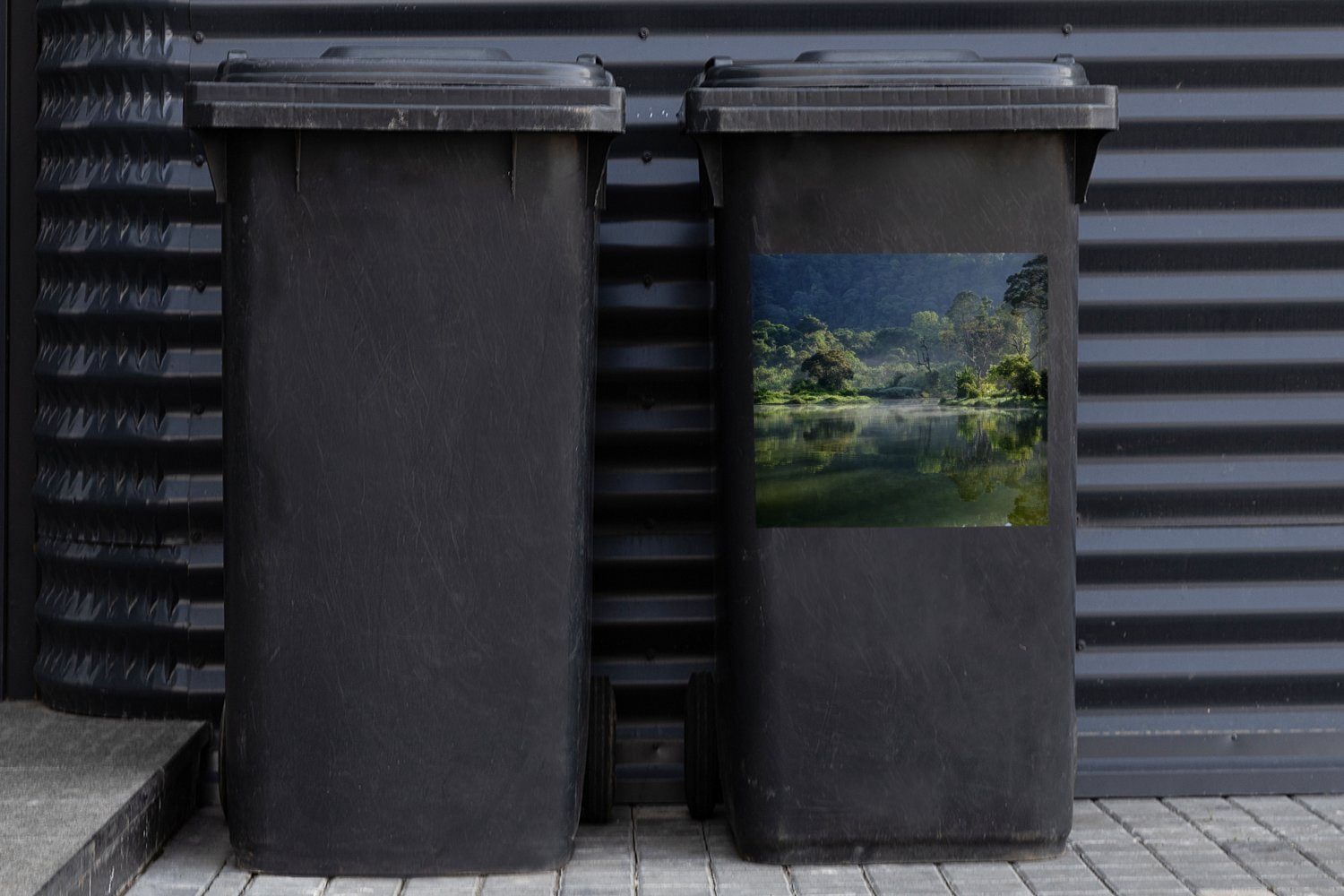 Regenwaldes See Abfalbehälter Mülltonne, St), MuchoWow Sticker, (1 in tropischen in einem Mülleimer-aufkleber, Wandsticker Spiegelung Container, Erstaunliche eines