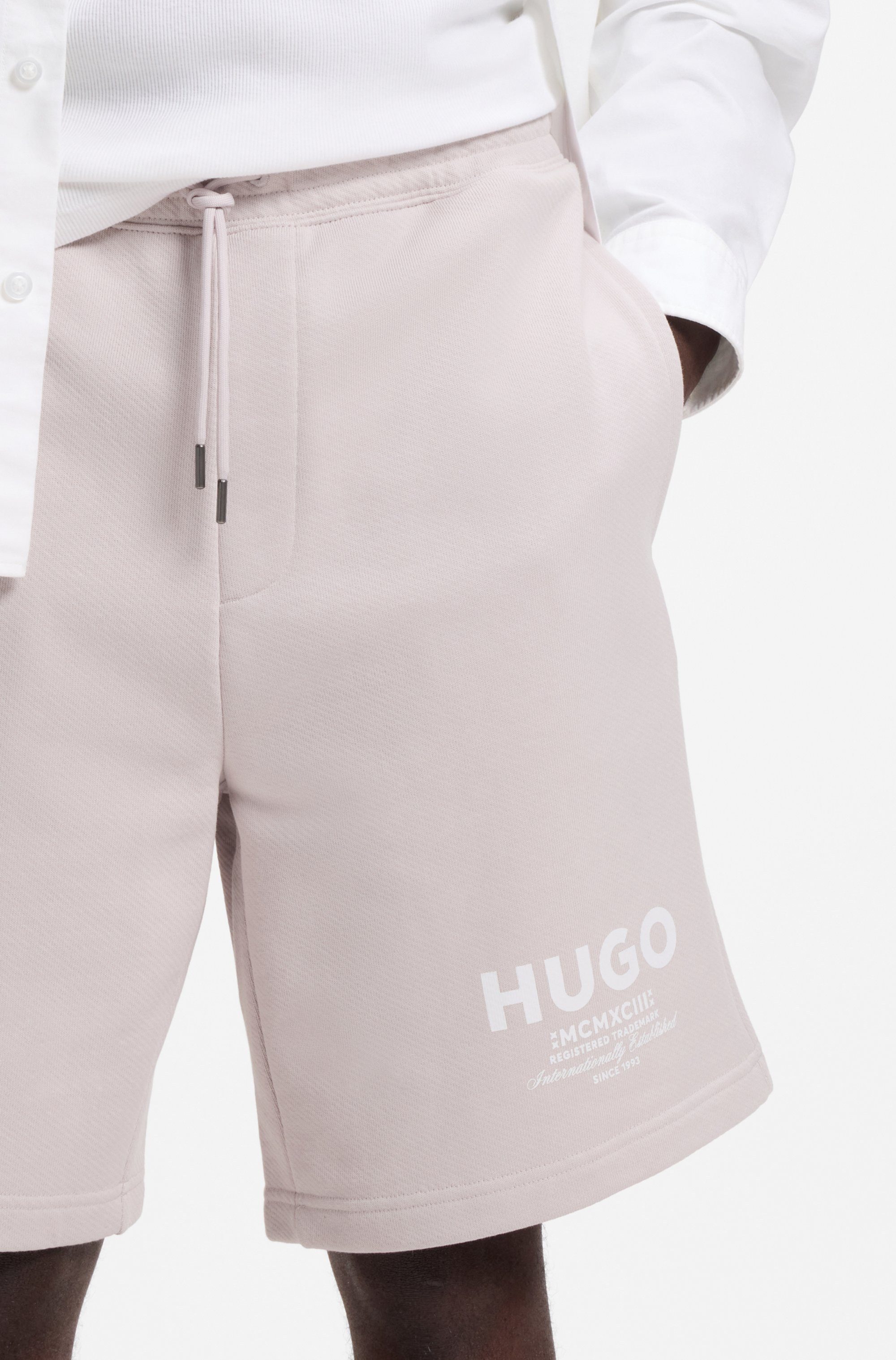 HUGO Sweatshorts Nomario mit großem Druck