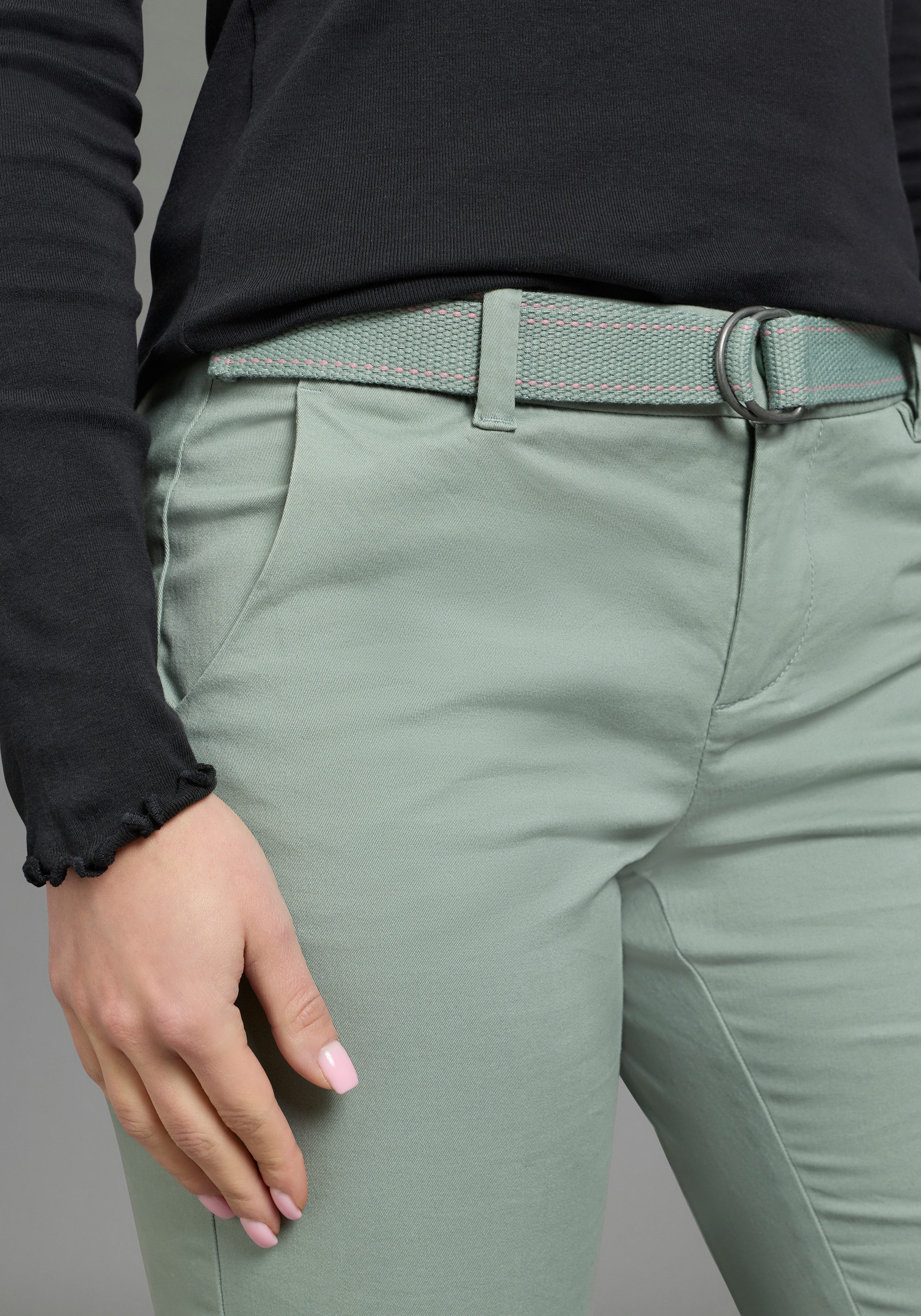 AJC Chinohose (2-tlg) in lässiger Form mit konstrastfarbendem Gürtel