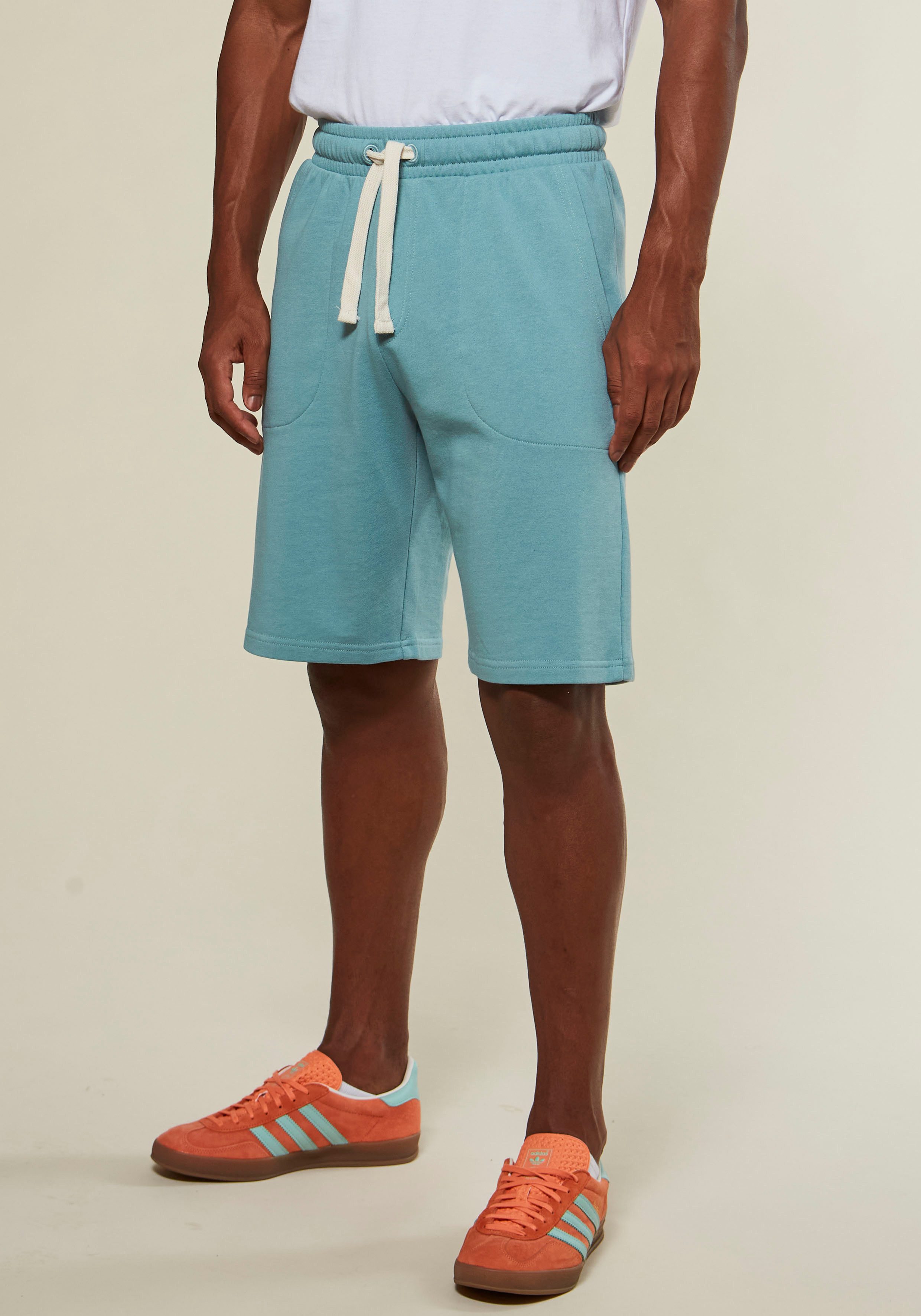 KangaROOS Sweatshorts, seitliche Taschen, kontrast Bänder