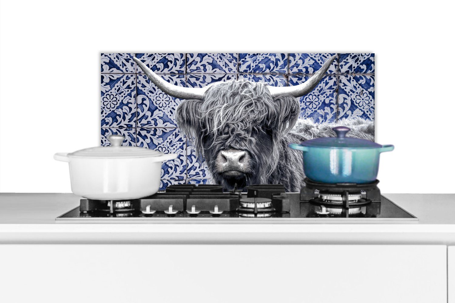 für Weiß, - Küchen Delfter Schwarz und Küchenrückwand Fett Schottischer gegen cm, Wandschutz, 60x30 - Schmutzflecken - MuchoWow Highlander Blau (1-tlg),