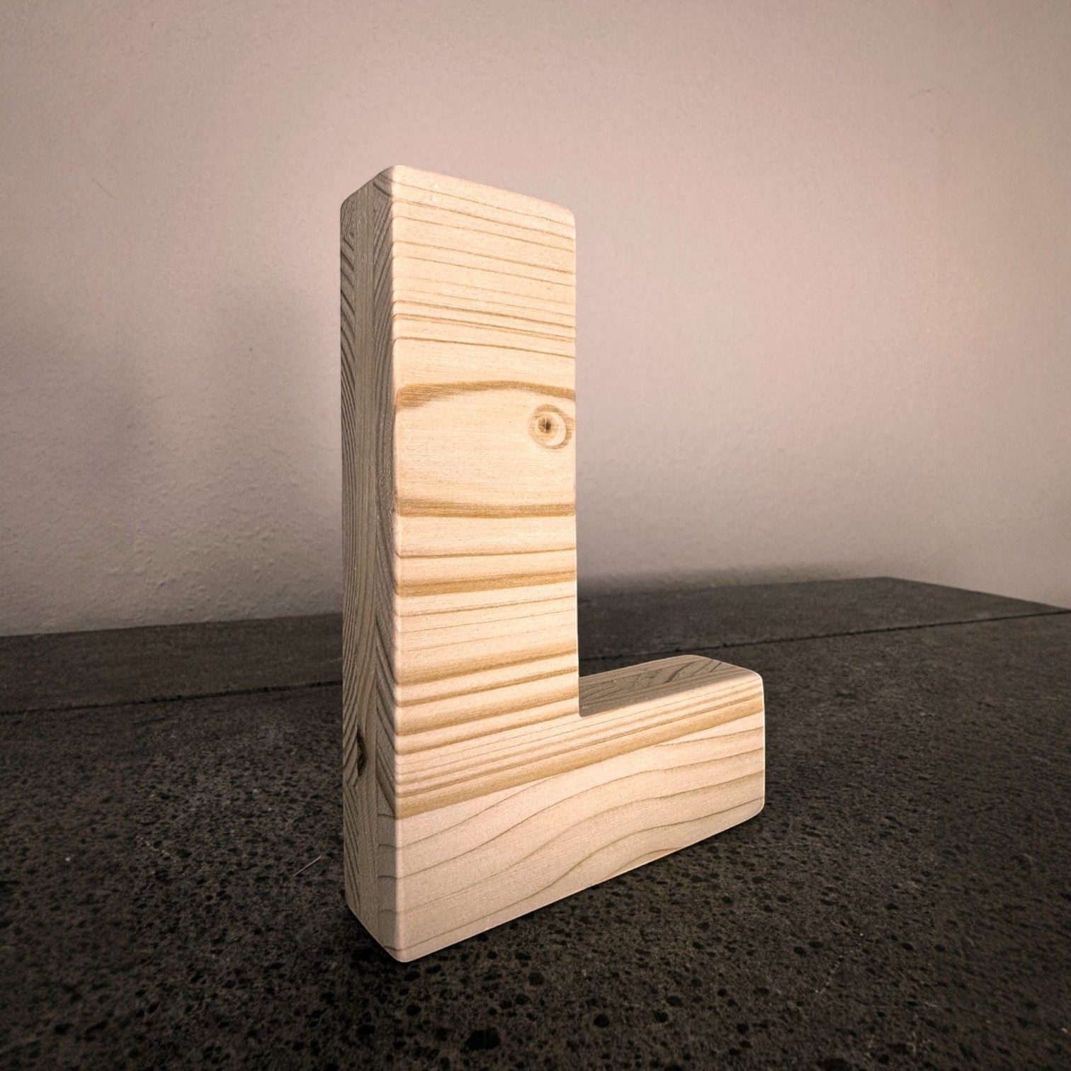 Zayno Deko-Buchstaben Holzbuchstabe "L" aus massivem Fichtenholz (Packung, 1 St., Fördert das Kennenlernen des Alphabetes), in liebevoller Handarbeit aus hochwertigem Fichtenholz gefertigt.