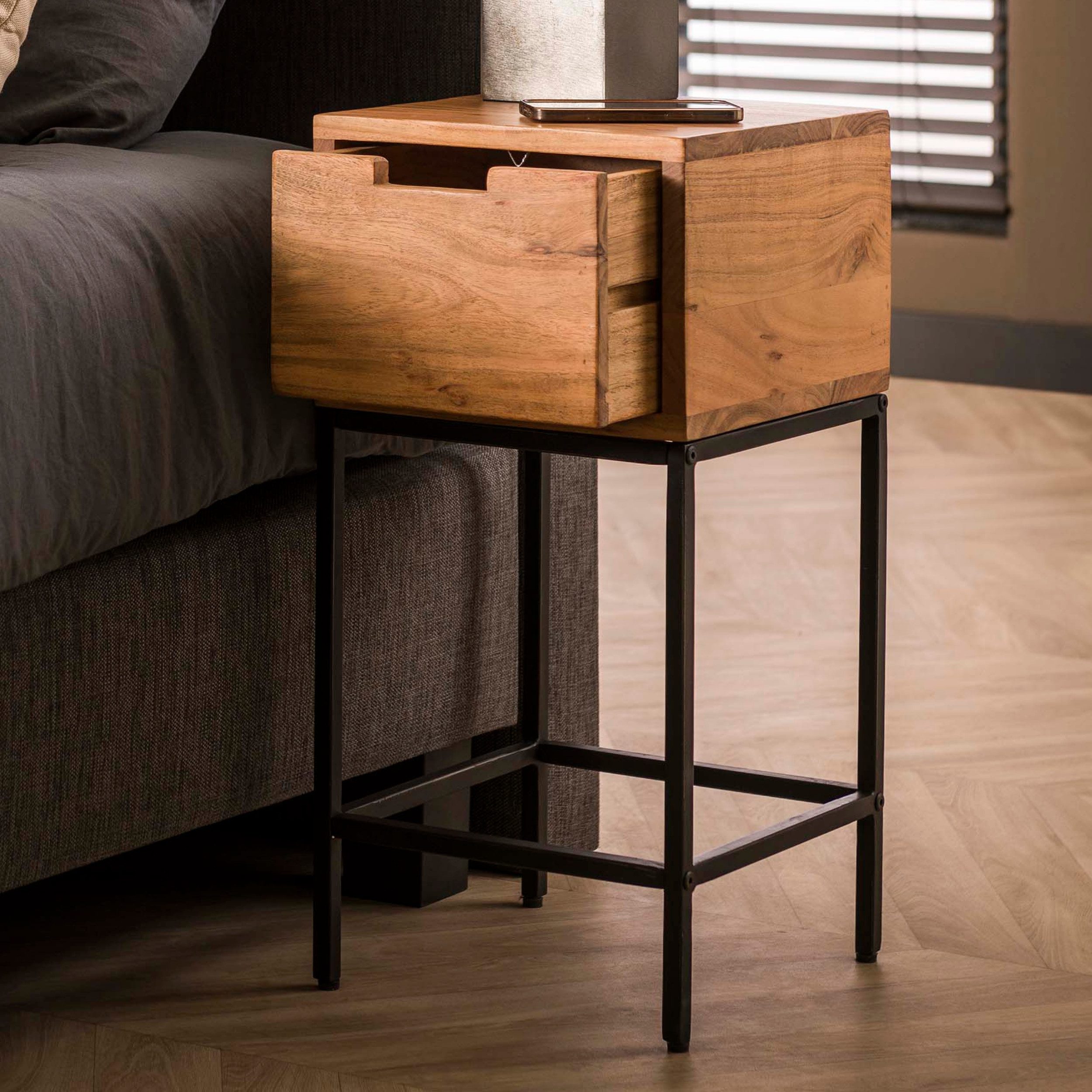 alesvelt Nachttisch FLAT XS Kompakte Nachtkonsole aus massiver Akazie im Industrial-Look (1-Tisch), 30x30x60cm, Akazienholz