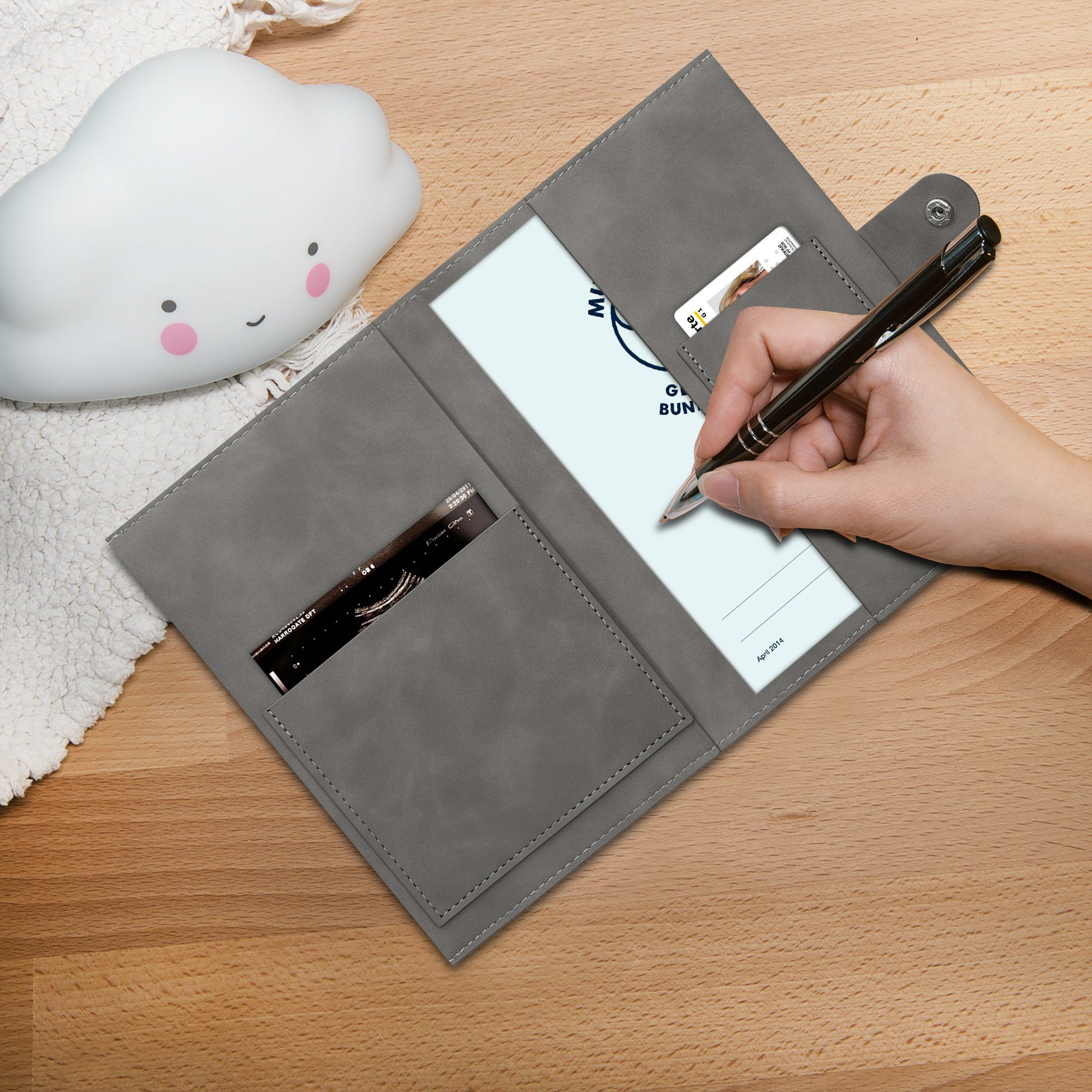 kwmobile Mutterpass-Hülle Mutterpasshülle aus Kunstleder in Nubuklederoptik, Hülle für deutschen Mutterpass mit extra Fächern - Cover