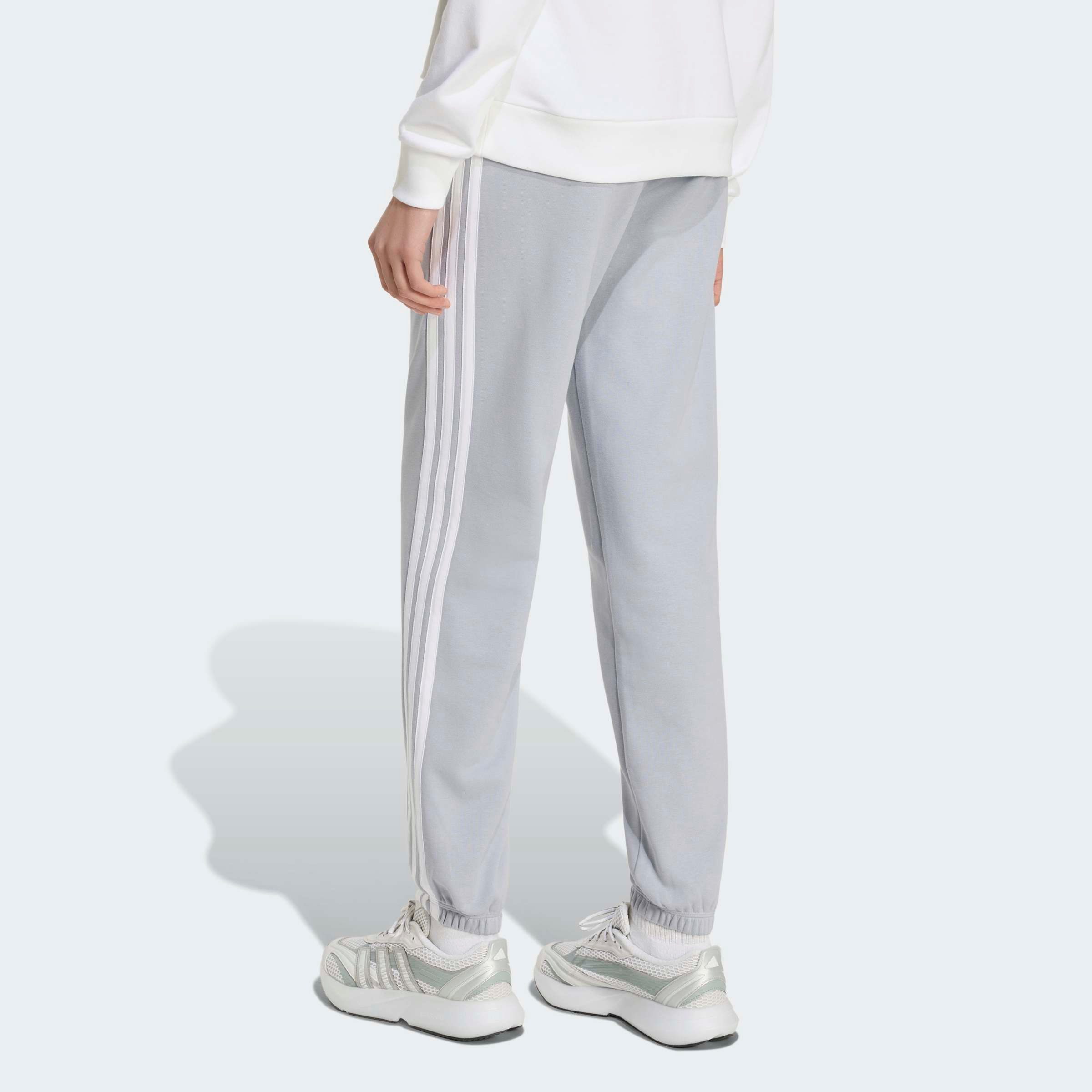 adidas Sportswear Sporthose ESSENTIALS 3-STREIFEN FRENCH TERRY CUFFED Reguläre Passform, mittelhoher Bund, weiches French Terry Material