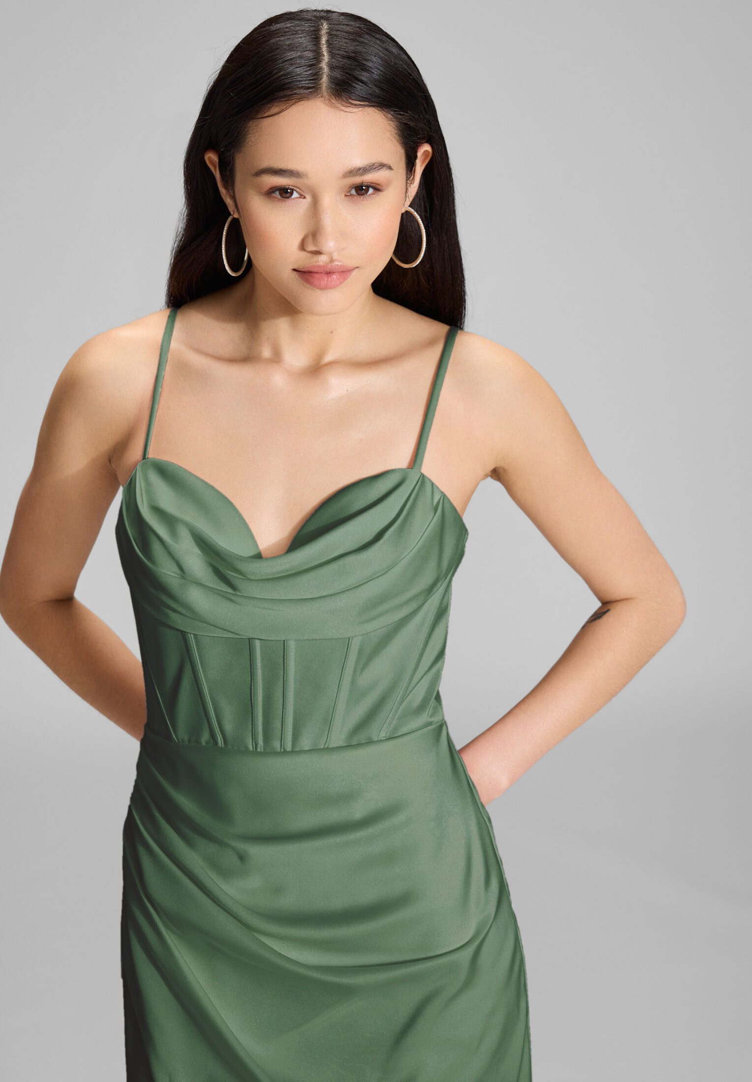 Hey Kyla Abendkleid - Satinkleid mit Drapierung und Beinschlitz Figurbetonte Passform