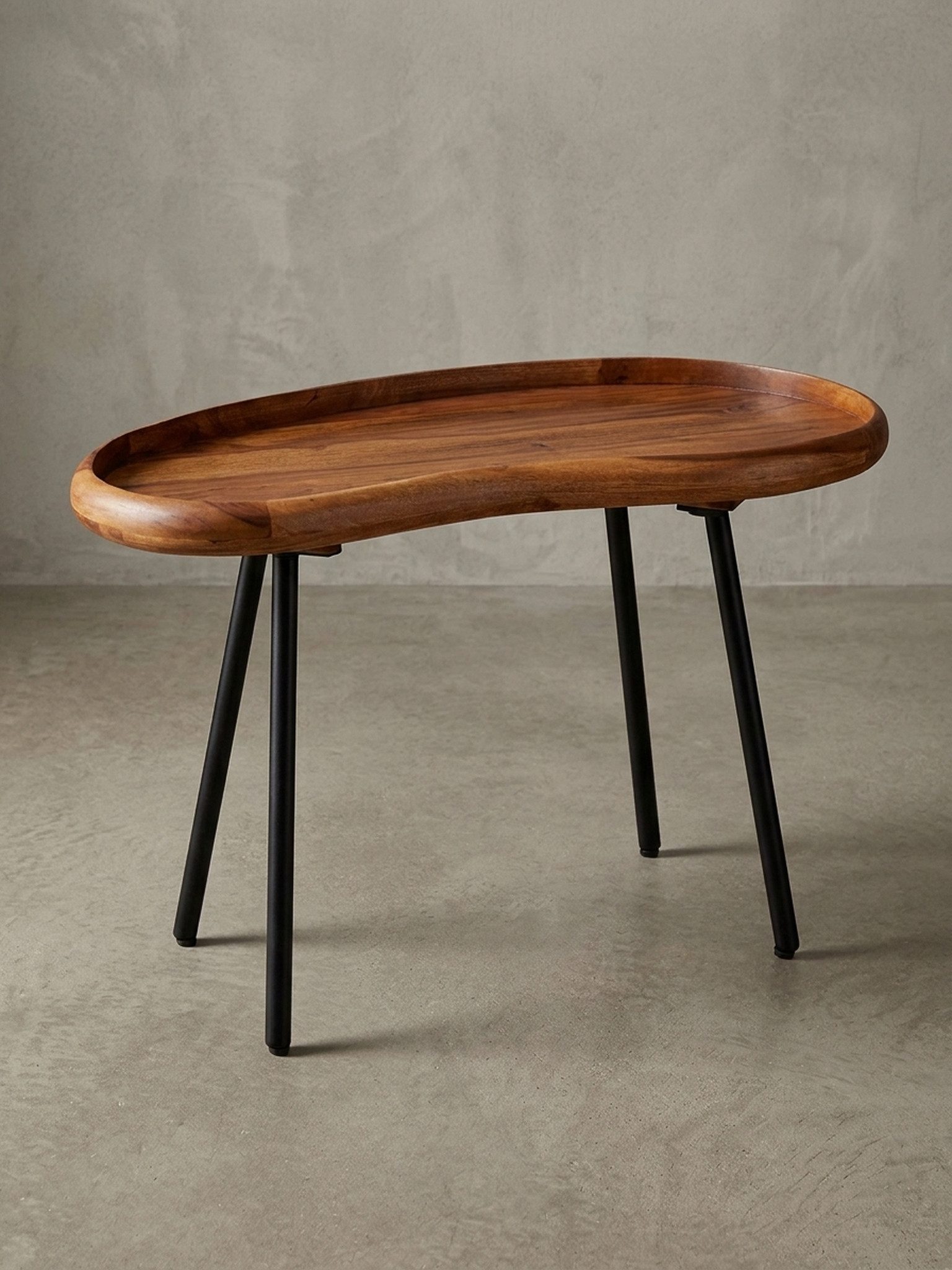 KADIMA DESIGN Couchtisch Retro Kaffeetisch UMBRIEN - Massivholz, Metallbeine - Nierenform