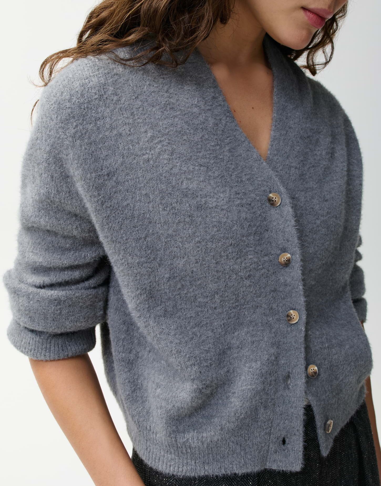 OPUS PANTS Strickjacke Pina aus Nylon mit flauschiger Oberfläche Gerade Silhouette mit abnehmbarem Schal und flauschiger Haptik – Bild 4 von 5