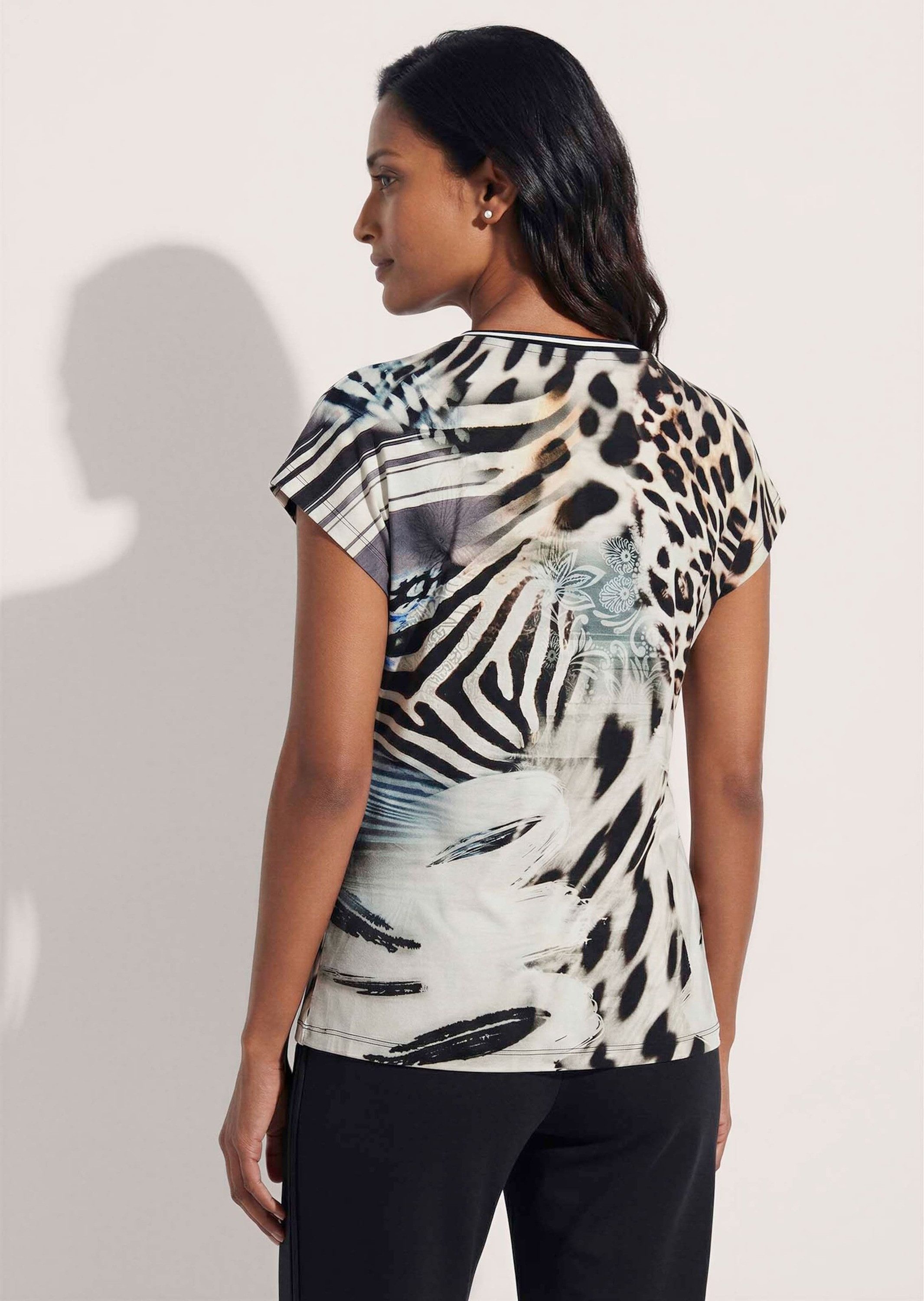 MADELEINE Kurzarmshirt Rundhals-Shirt mit Animal-Print Lässig überschnittene Schultern & gerader Saum