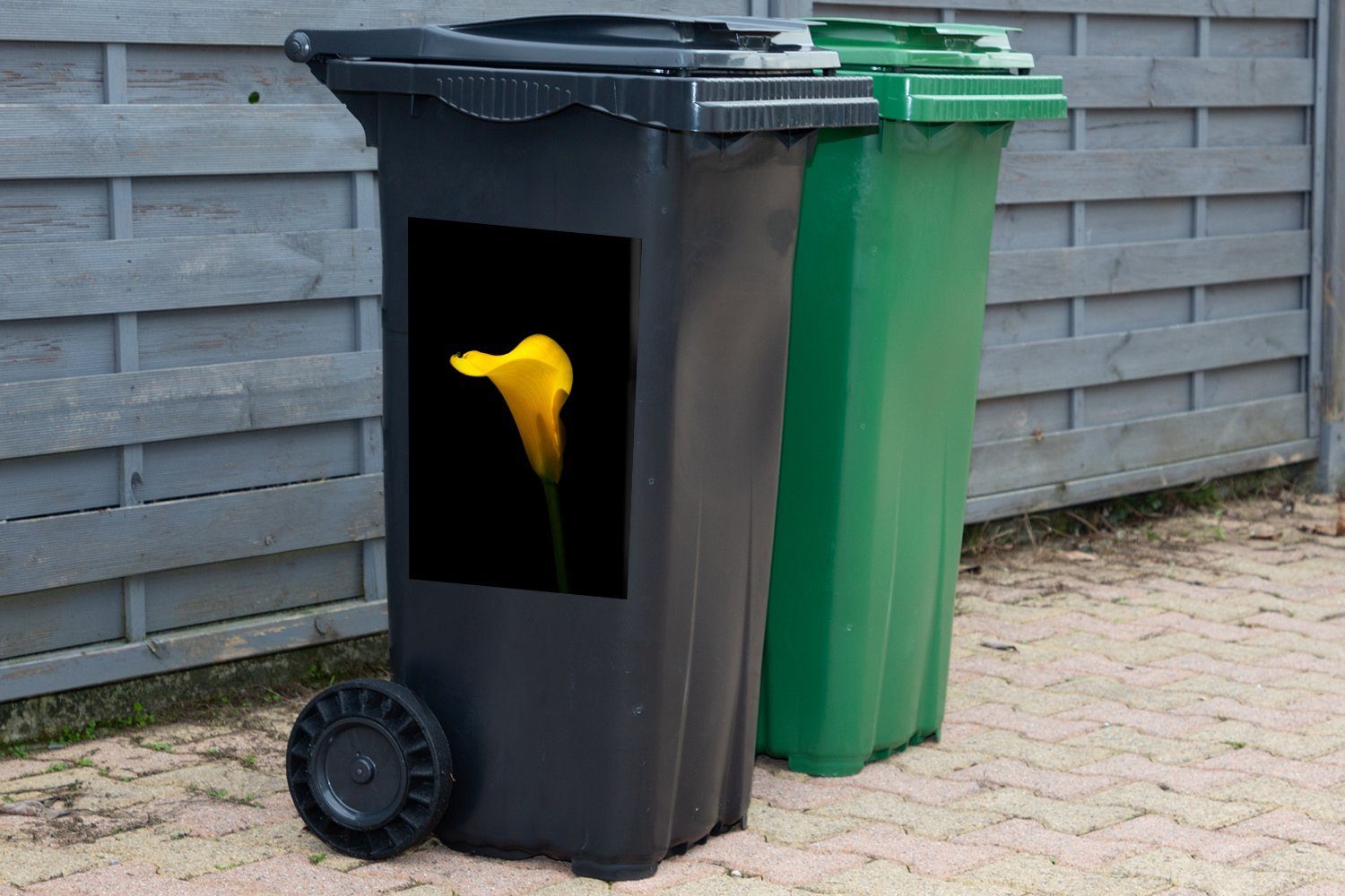 schwarzem Abfalbehälter (1 MuchoWow Calla-Blume St), Mülleimer-aufkleber, Mülltonne, Hintergrund Wandsticker Sticker, Container, Gelbe auf