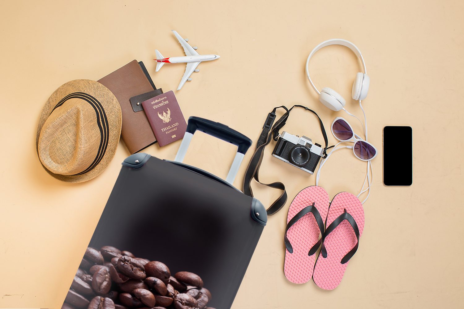 MuchoWow für von Reisetasche 4 schwarzem Stapel Reisekoffer rollen, Handgepäckkoffer Kaffeebohnen Trolley, mit Handgepäck Hintergrund, Rollen, vor dunkelbraunen Ferien,
