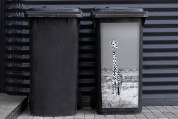 MuchoWow Wandsticker Große Giraffe in Schwarz und Weiß (1 St), Mülleimer-aufkleber, Mülltonne, Sticker, Container, Abfalbehälter