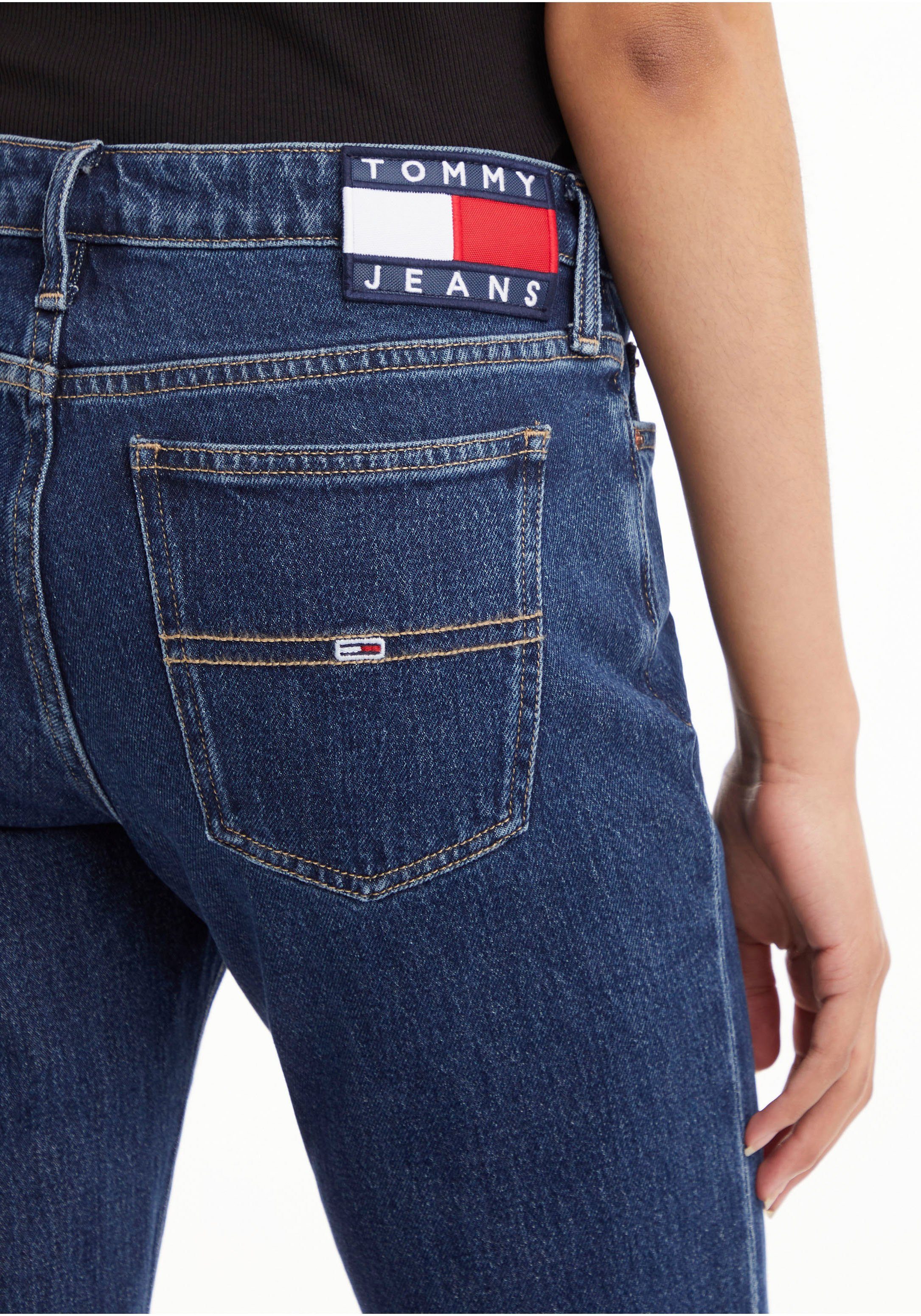 Tommy Jeans am Denim-Medium Logo-Badge mit Jeans Bund Tommy Schlagjeans