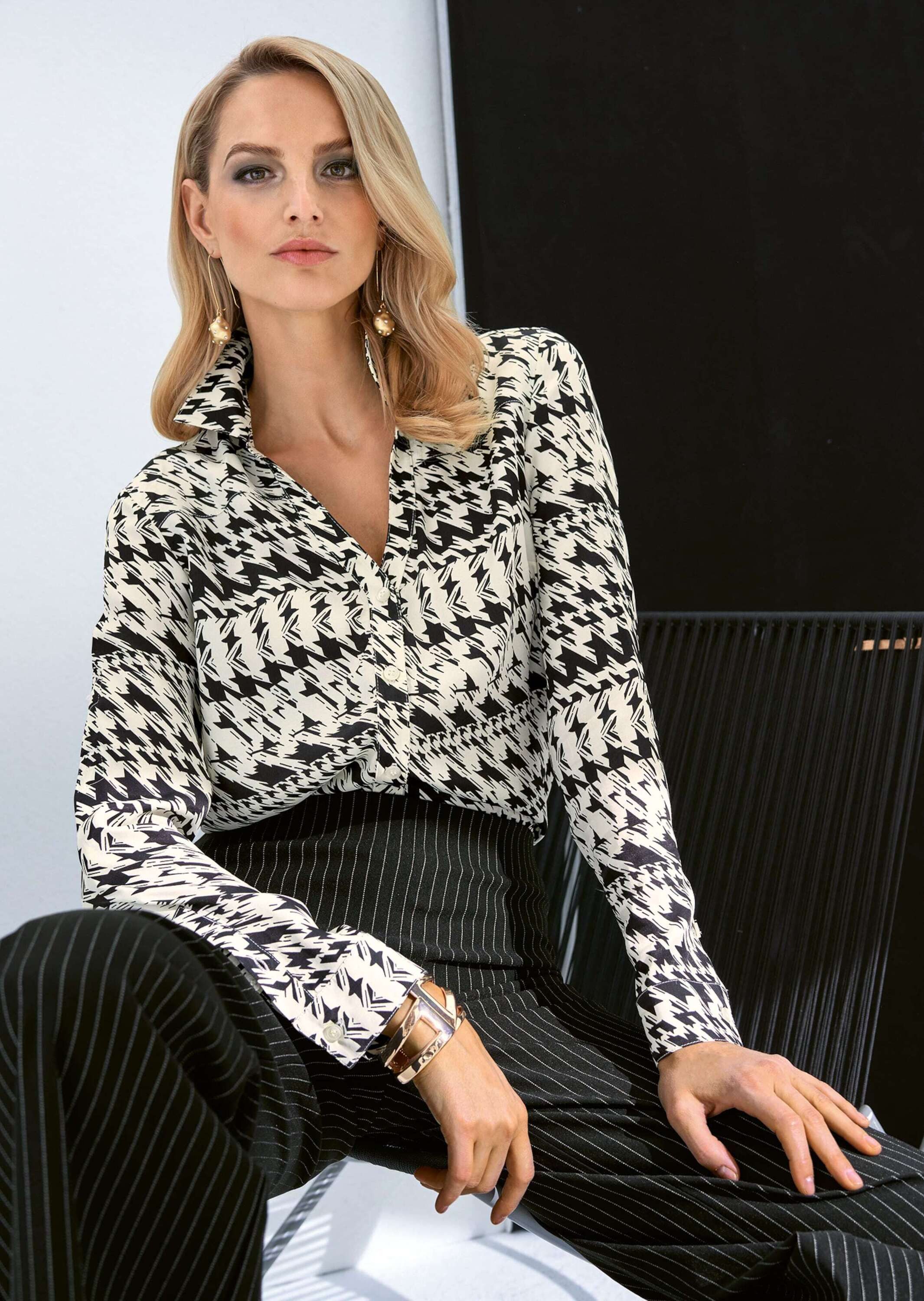 Langarmbluse Hemdbluse mit Kontrastprint und Dekolleté-Ausschnitt